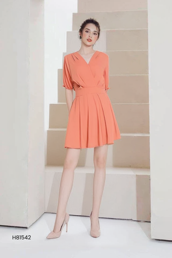 Váy hồng đất cổ V