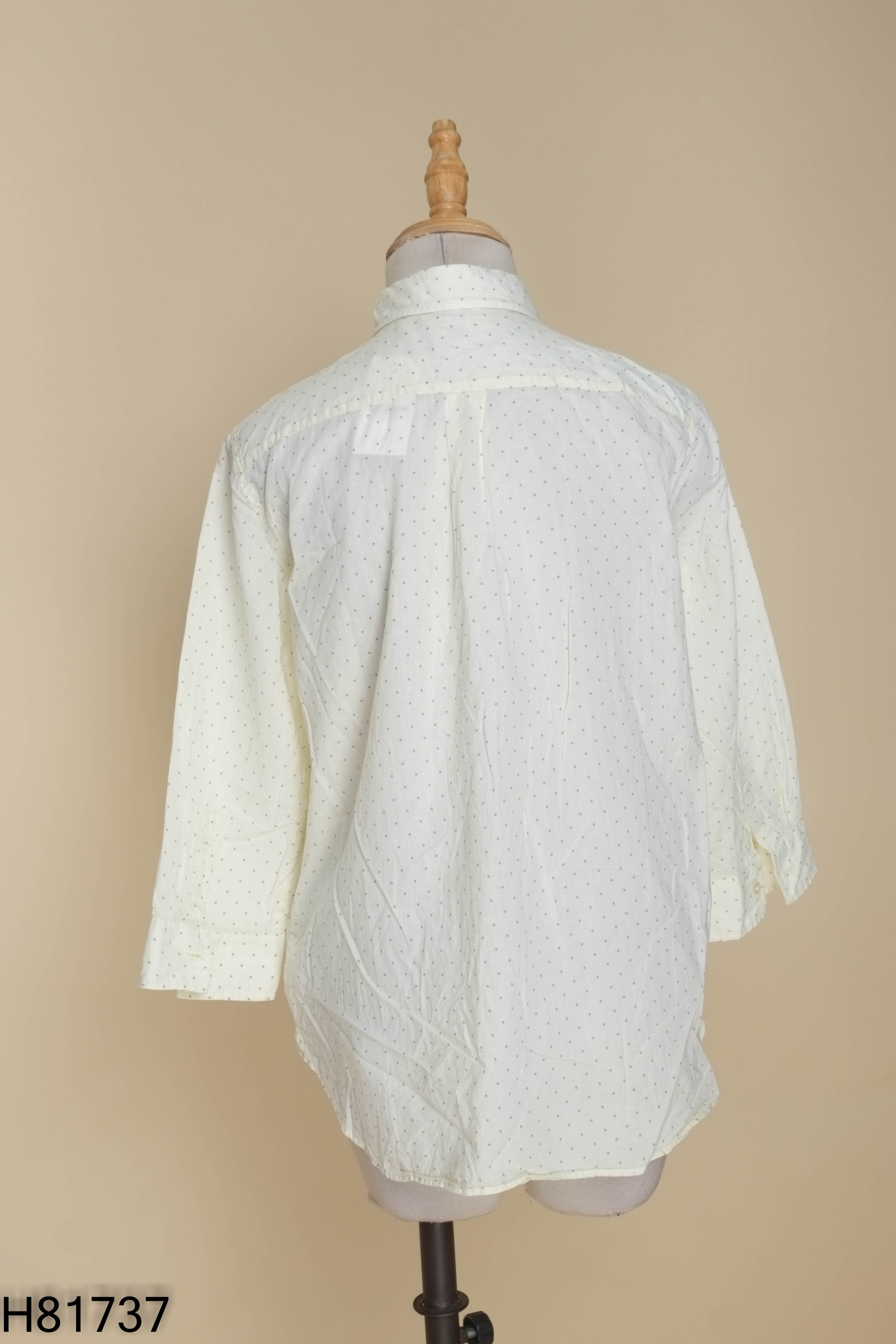 Áo sơ mi vàng UNIQLO chấm bi