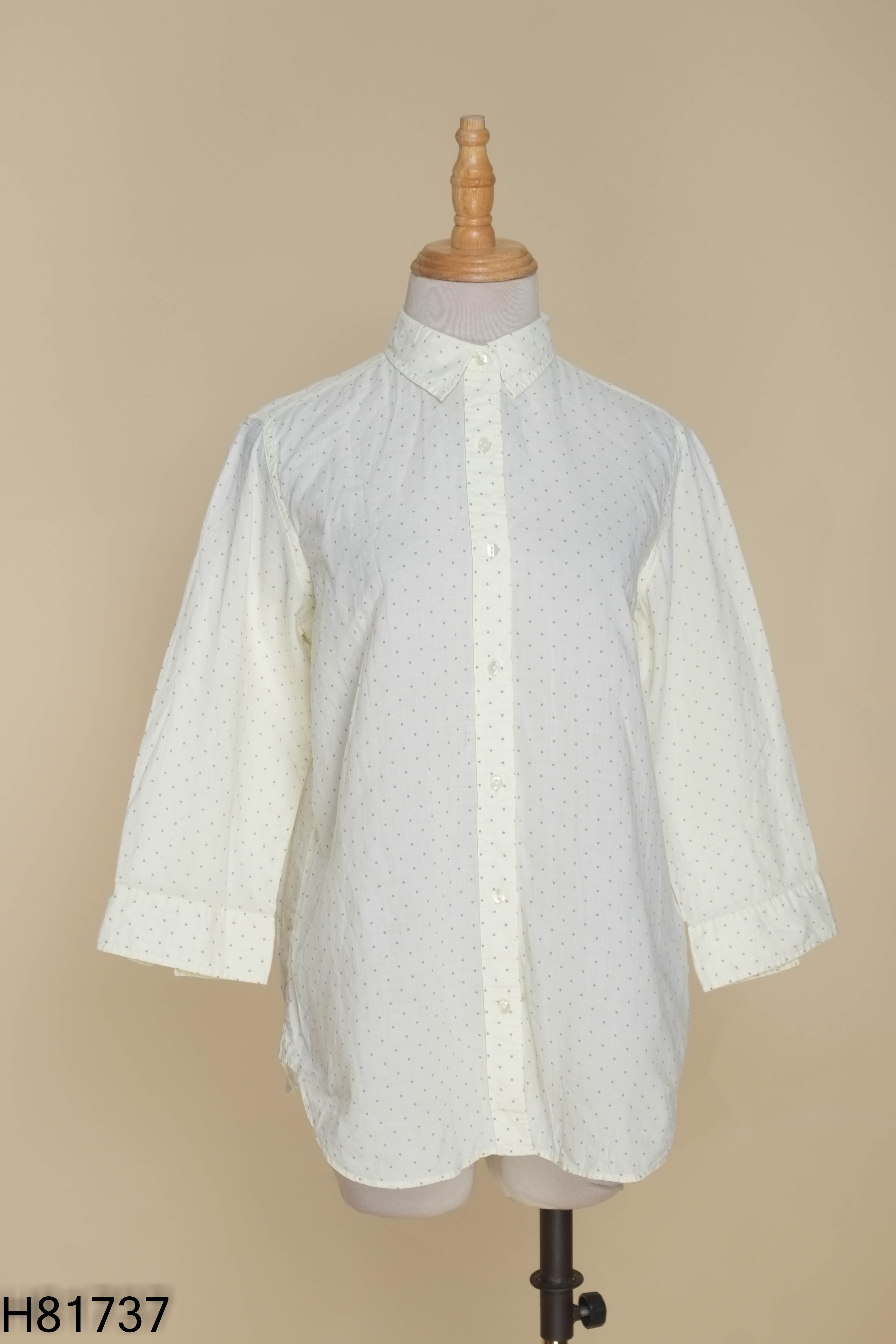 Áo sơ mi vàng UNIQLO chấm bi
