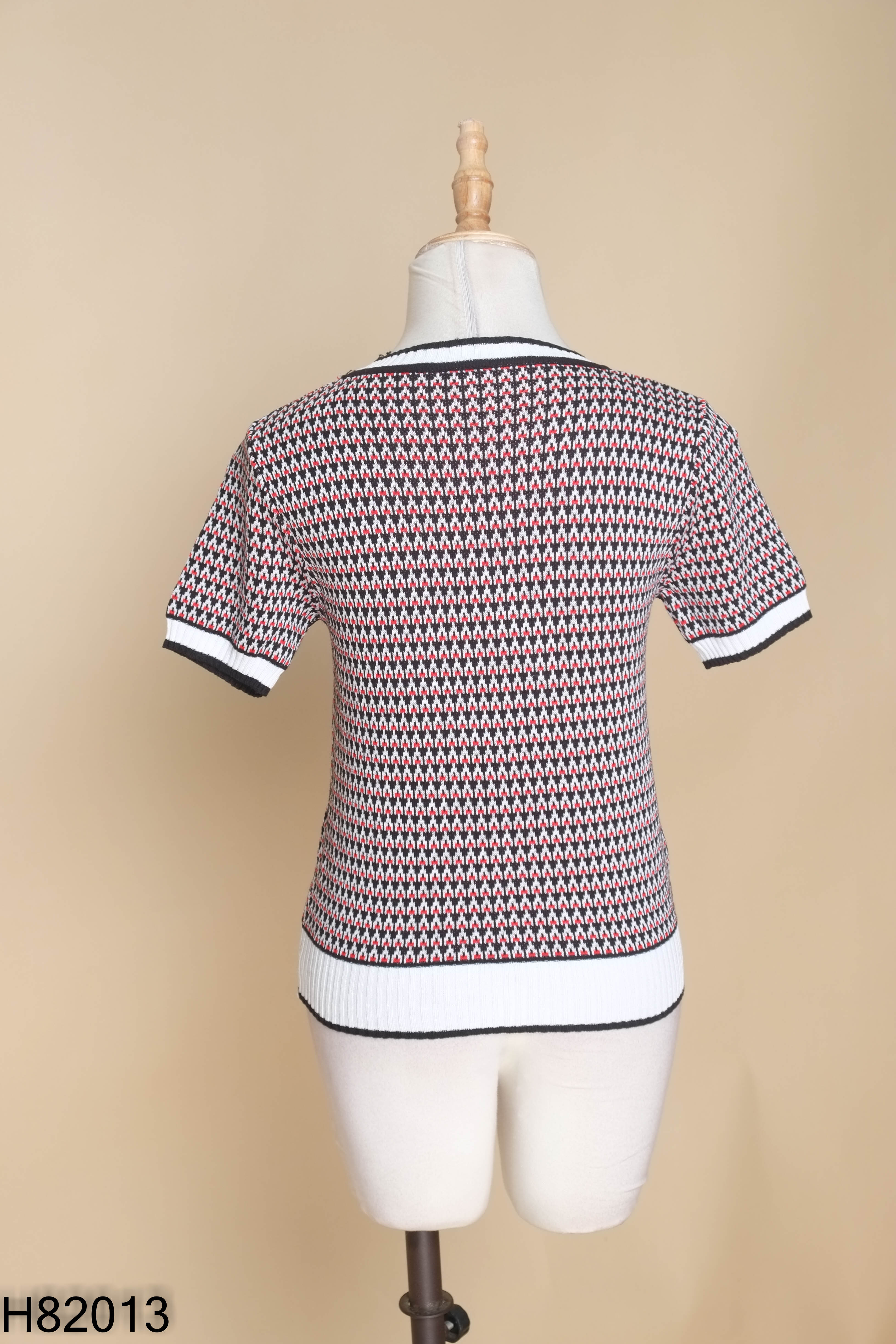 Áo len đỏ cộc họa tiết