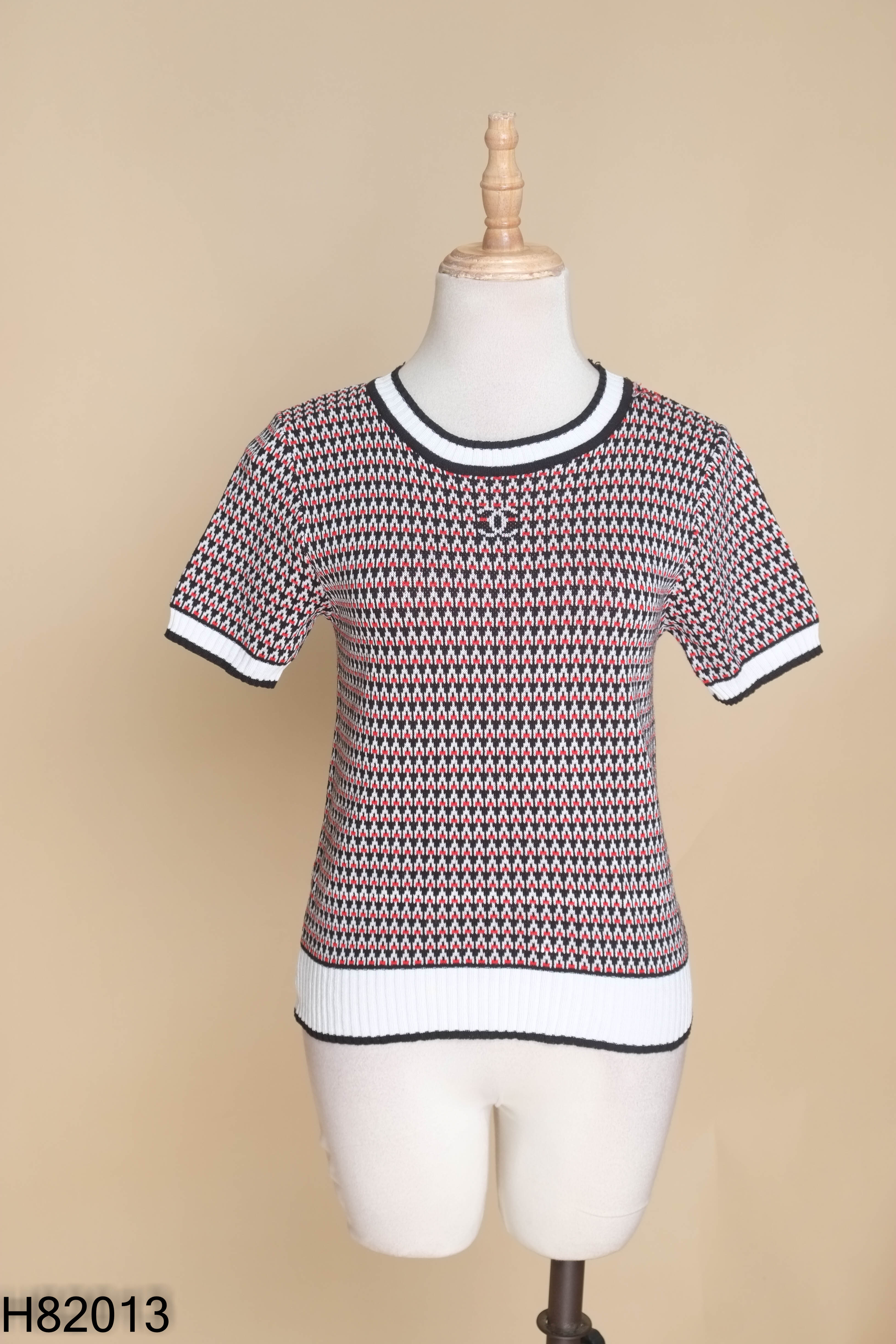 Áo len đỏ cộc họa tiết