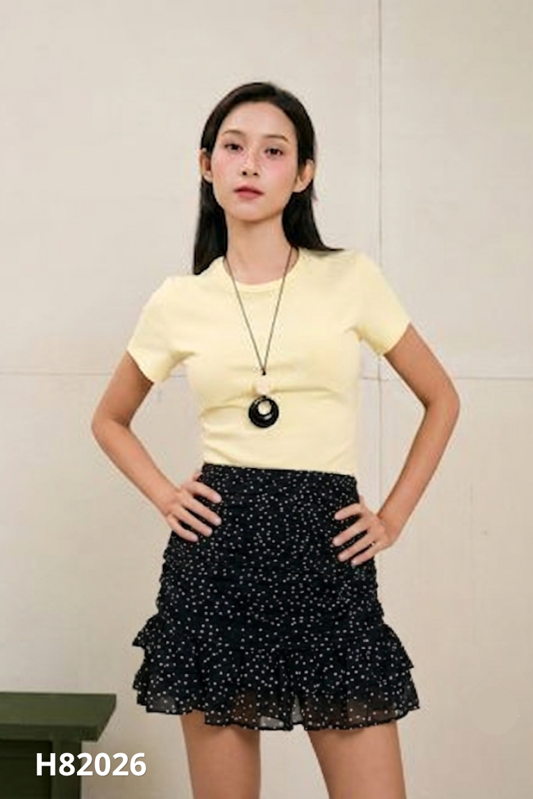 Chân váy đen chấm bi