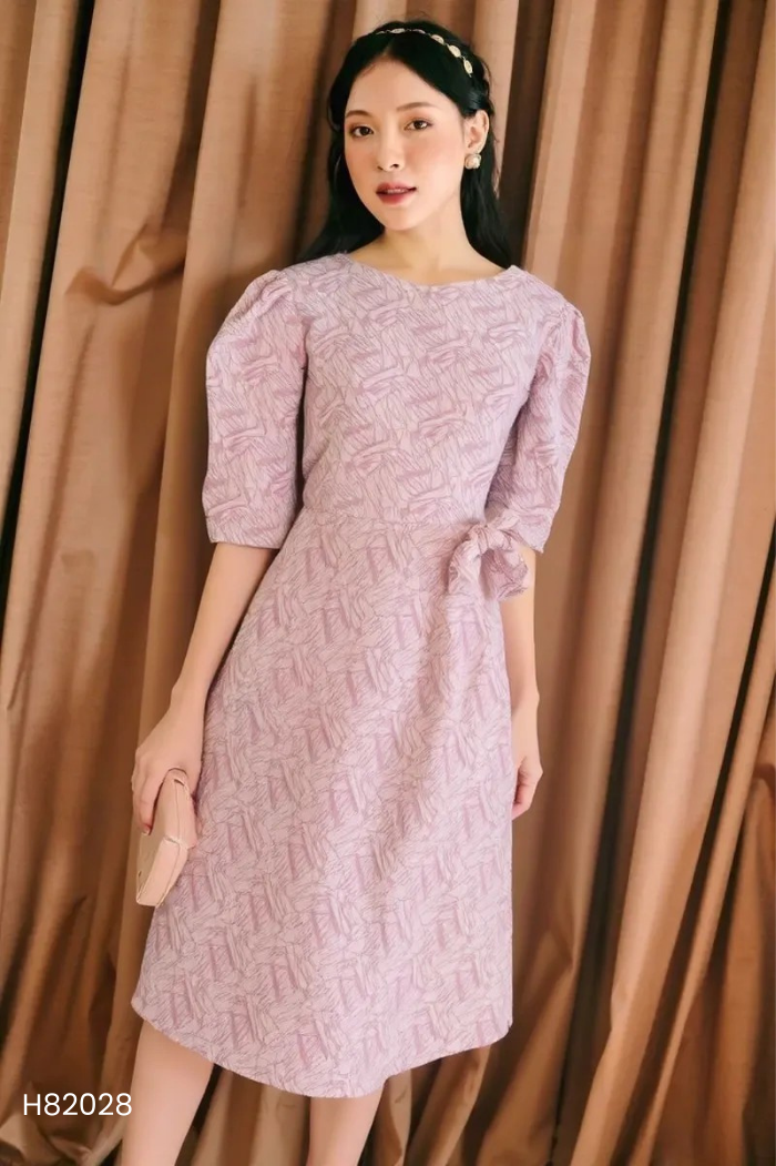 Váy hồng trắng họa tiết