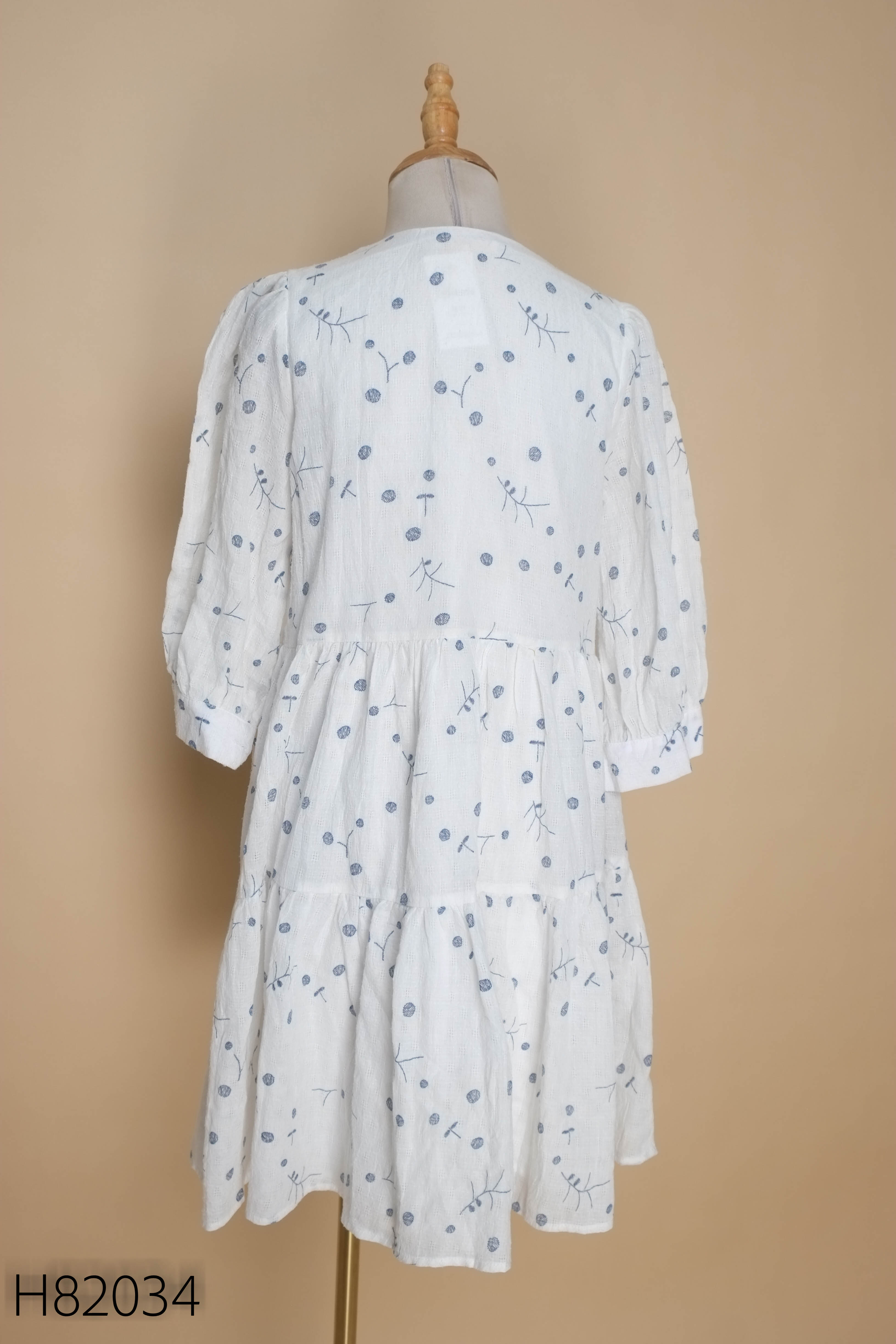 Váy trắng babydoll in họa tiết