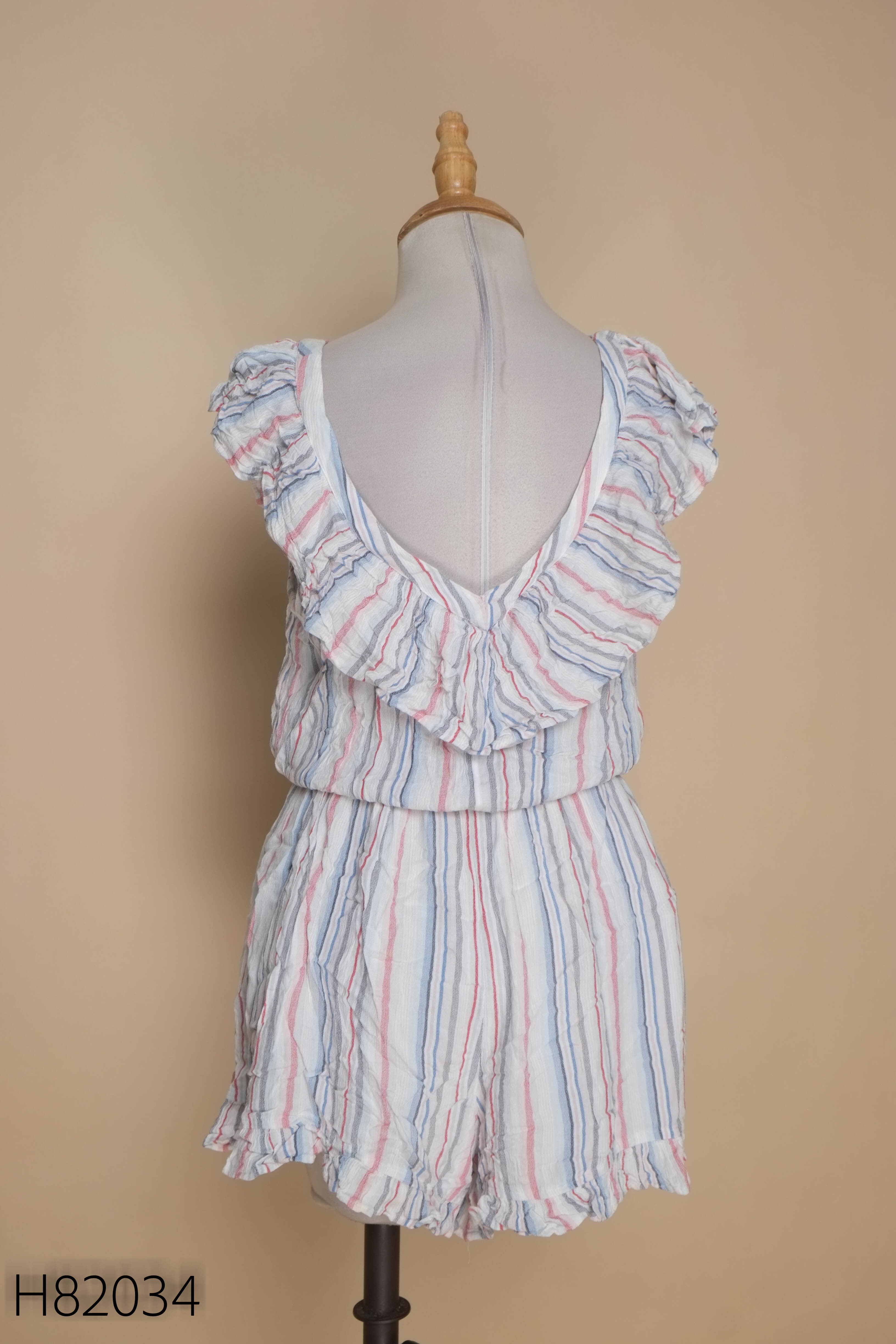 Jumpsuit trắng kẻ sọc cổ V