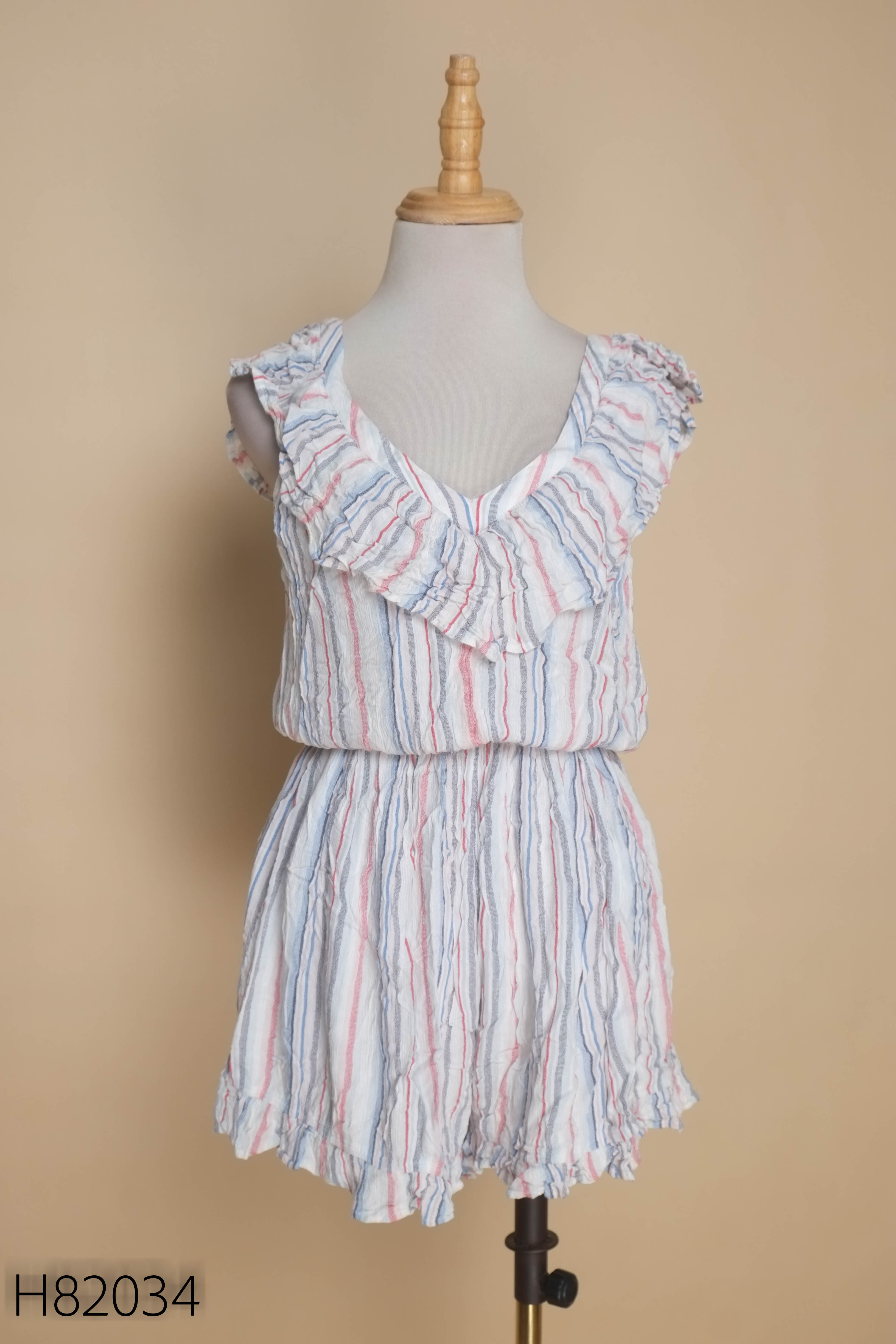 Jumpsuit trắng kẻ sọc cổ V