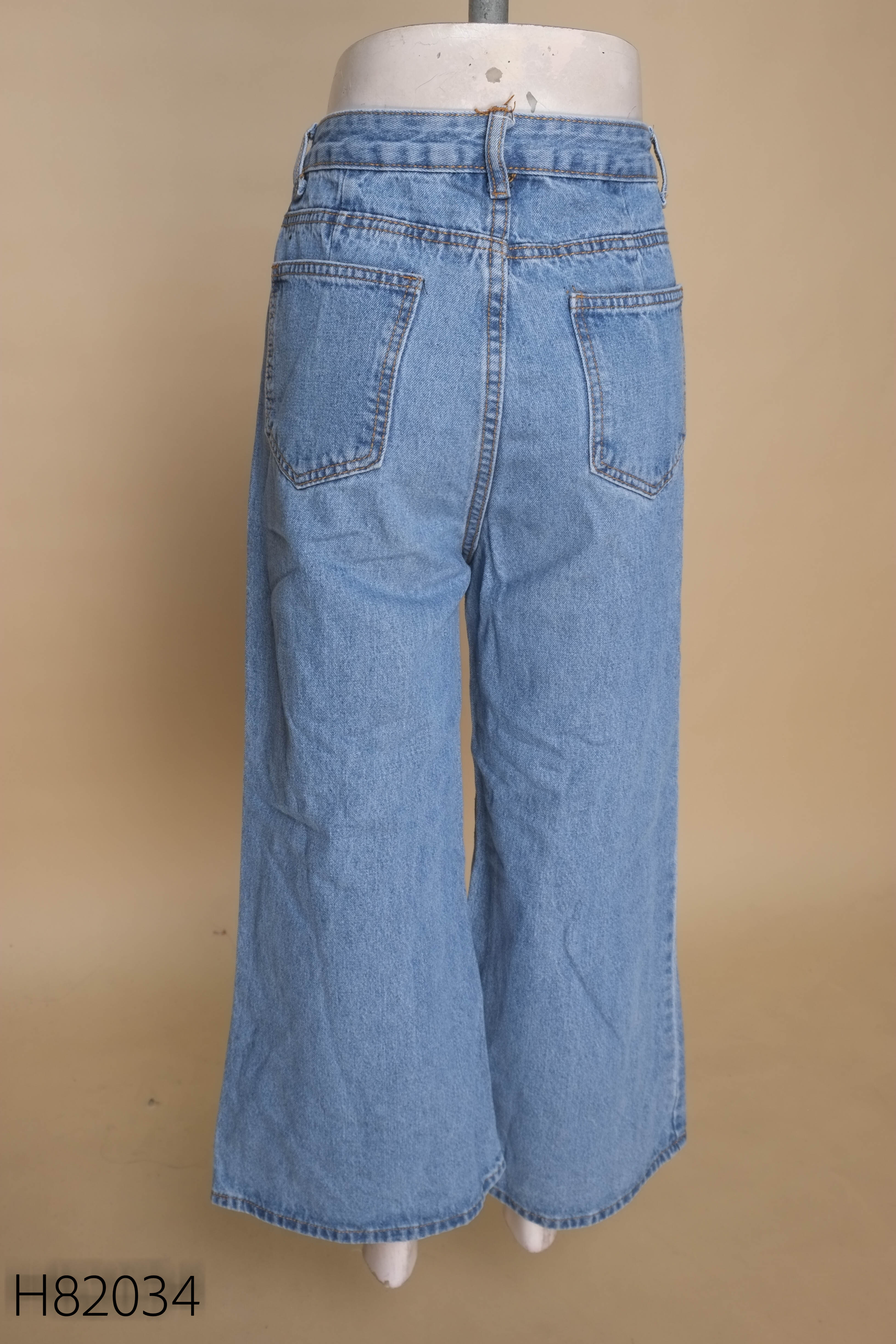 Quần jeans xanh dáng suông