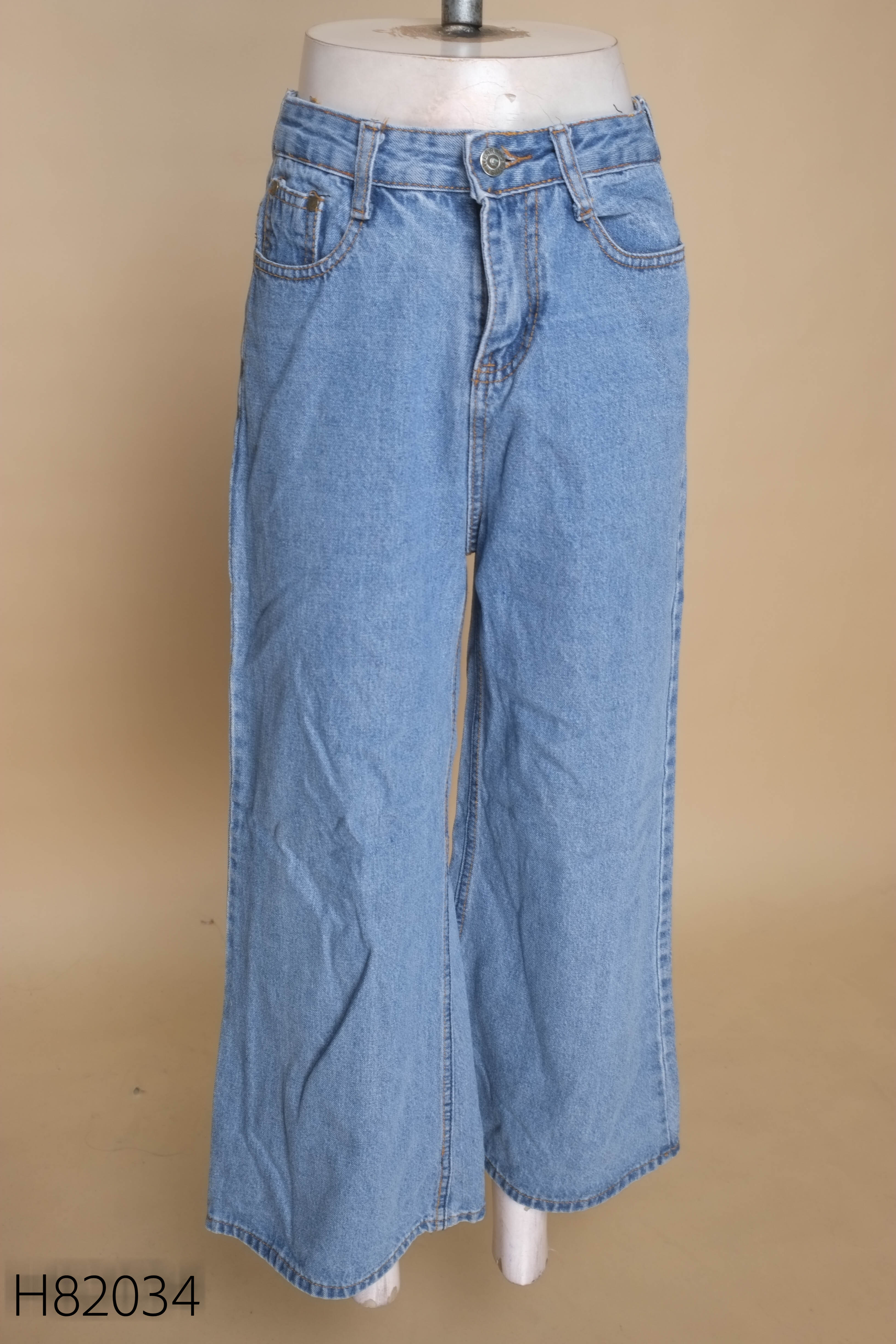 Quần jeans xanh dáng suông