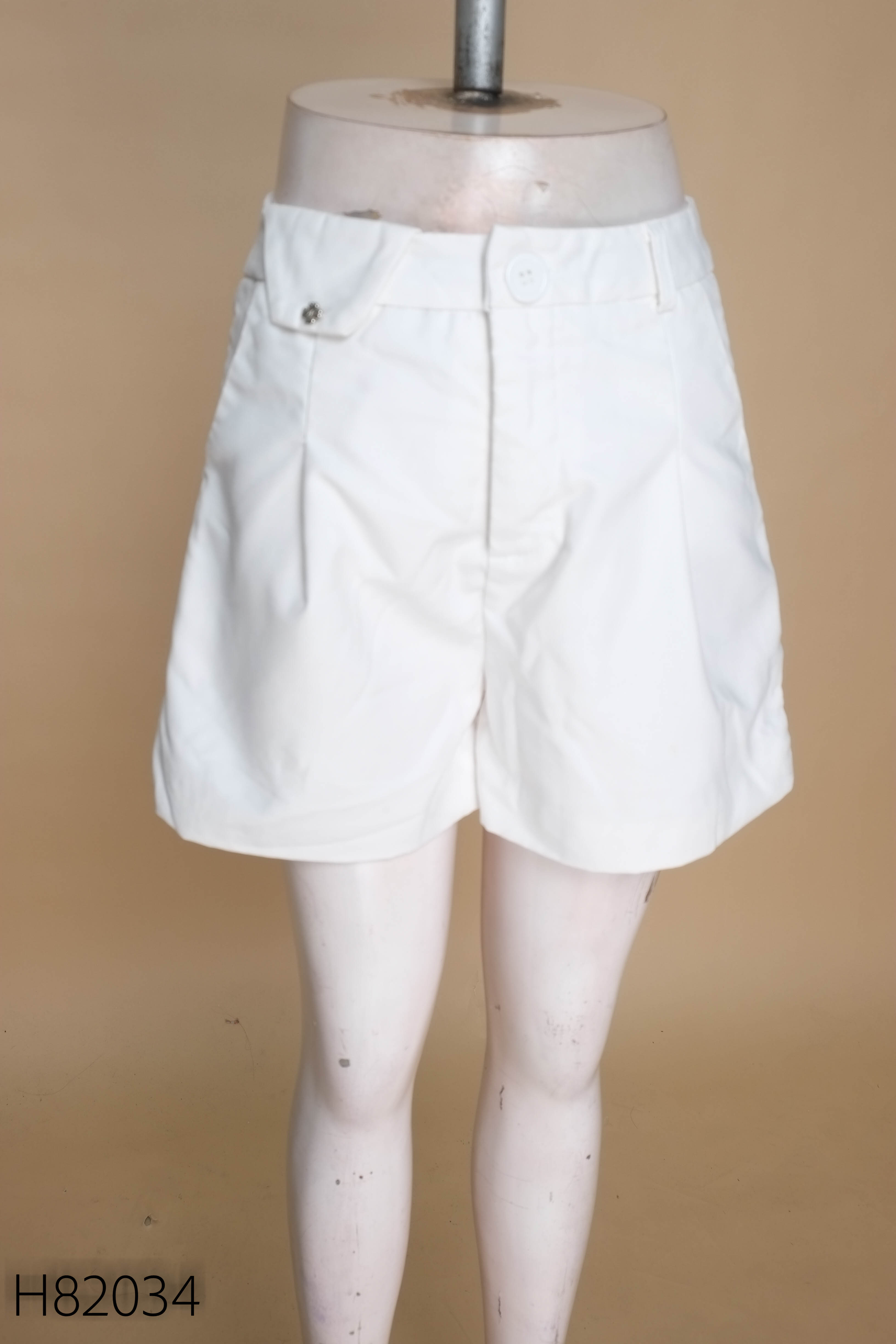 Quần shorts trắng đính charm
