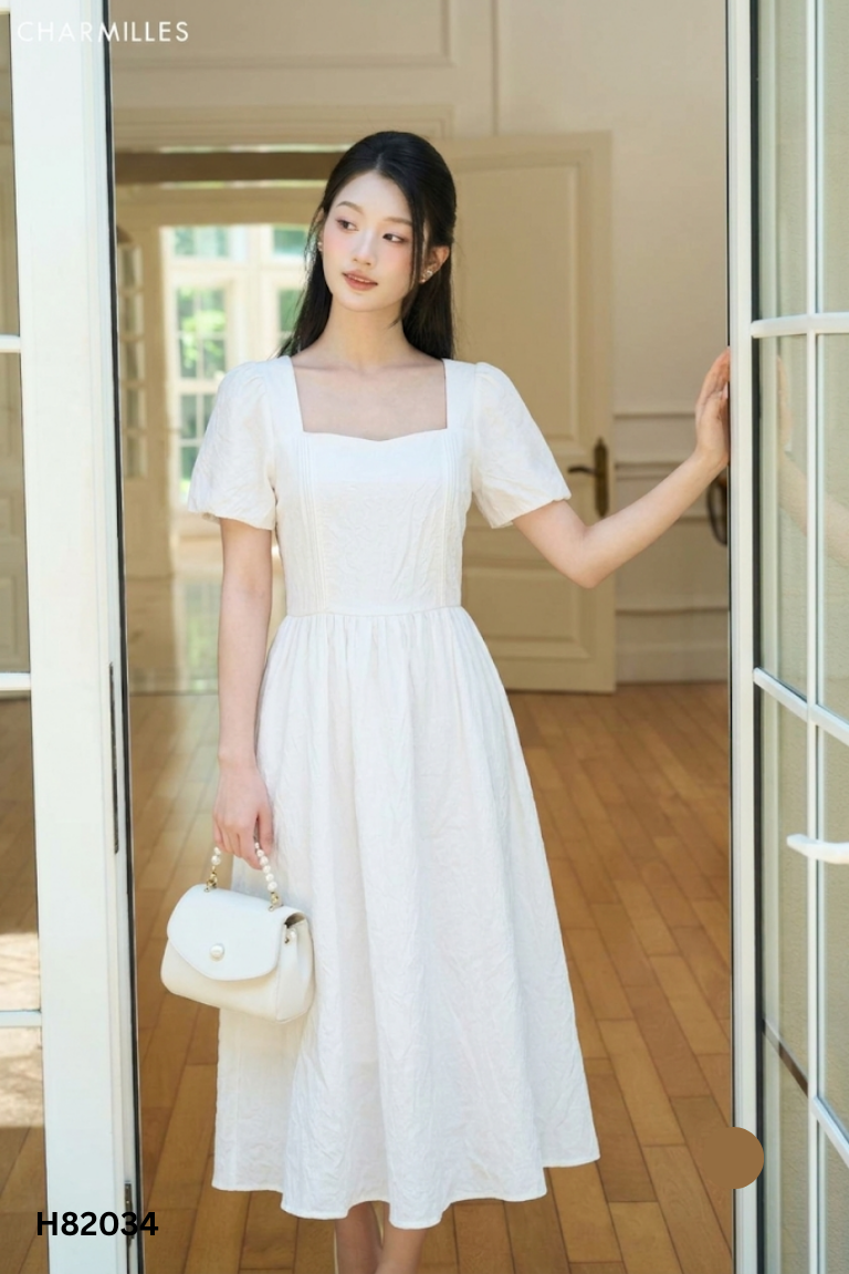 Váy trắng hoa cổ vuông