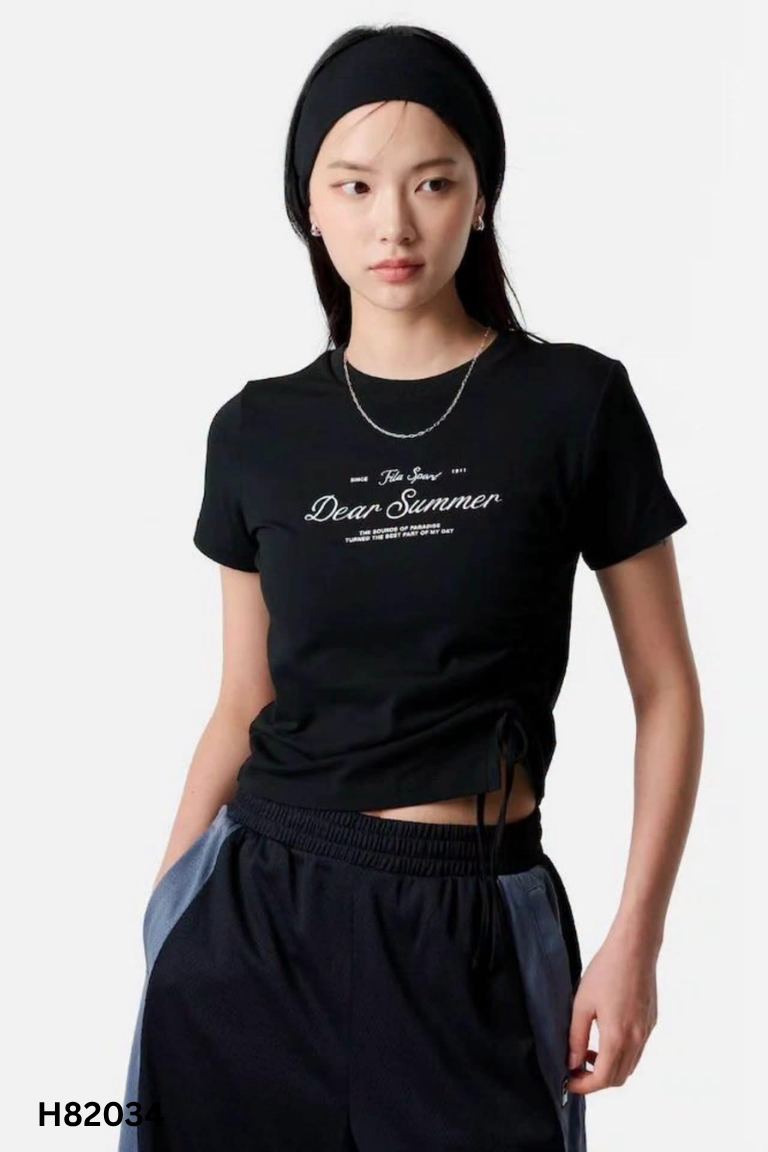 Áo thun đen in chữ rúm eo
