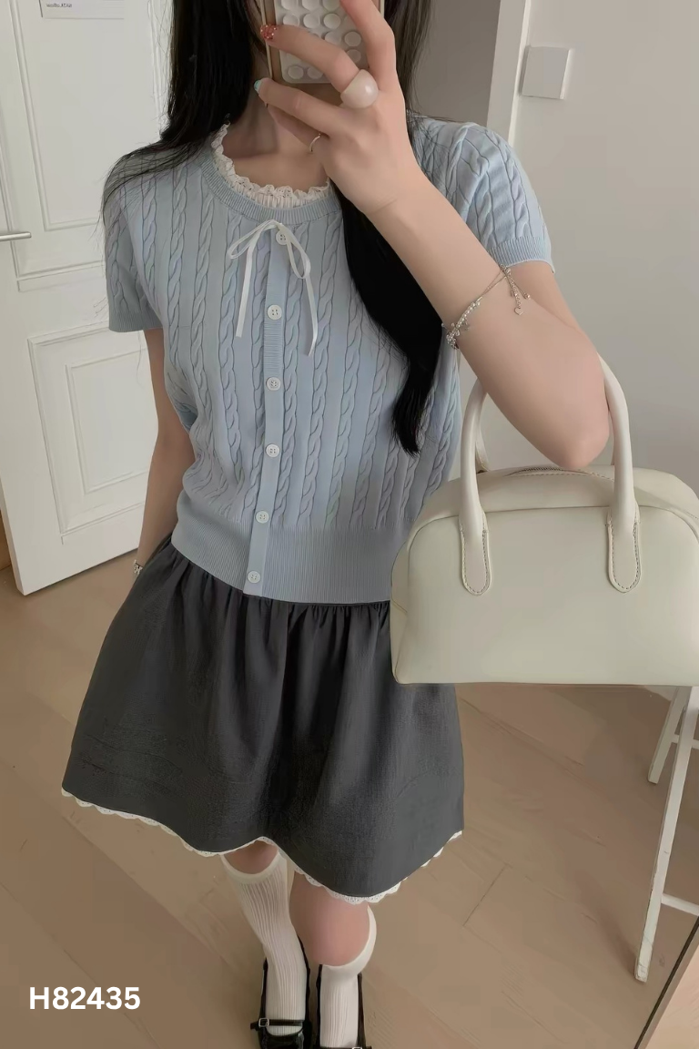 Áo len xanh viền cổ trắng cộc tay