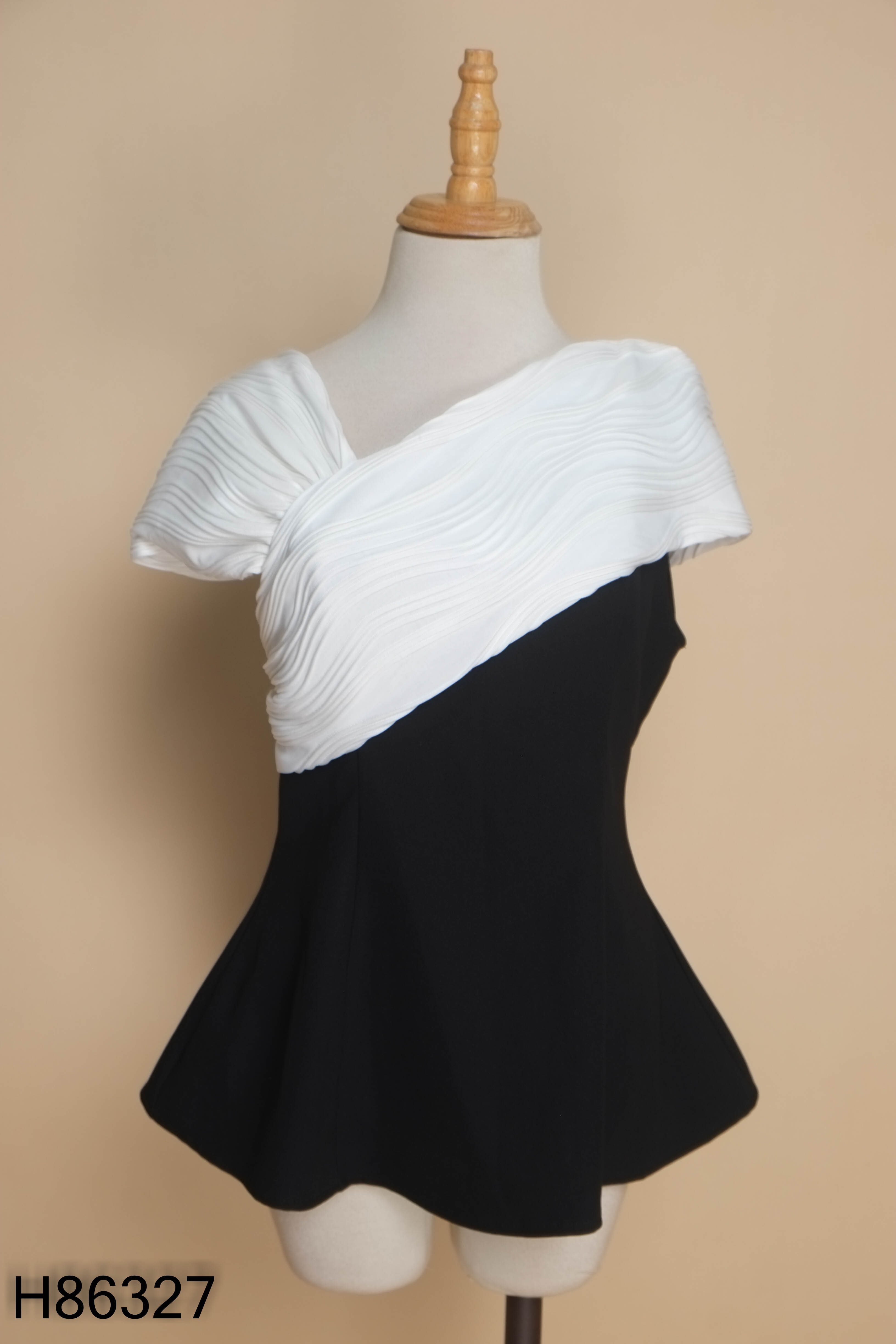 Áo CHARM đen phối trắng