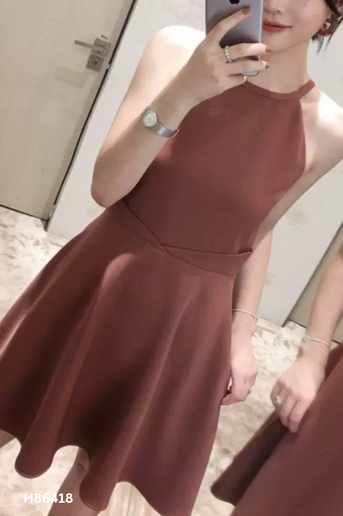 Váy hồng đất cổ yếm