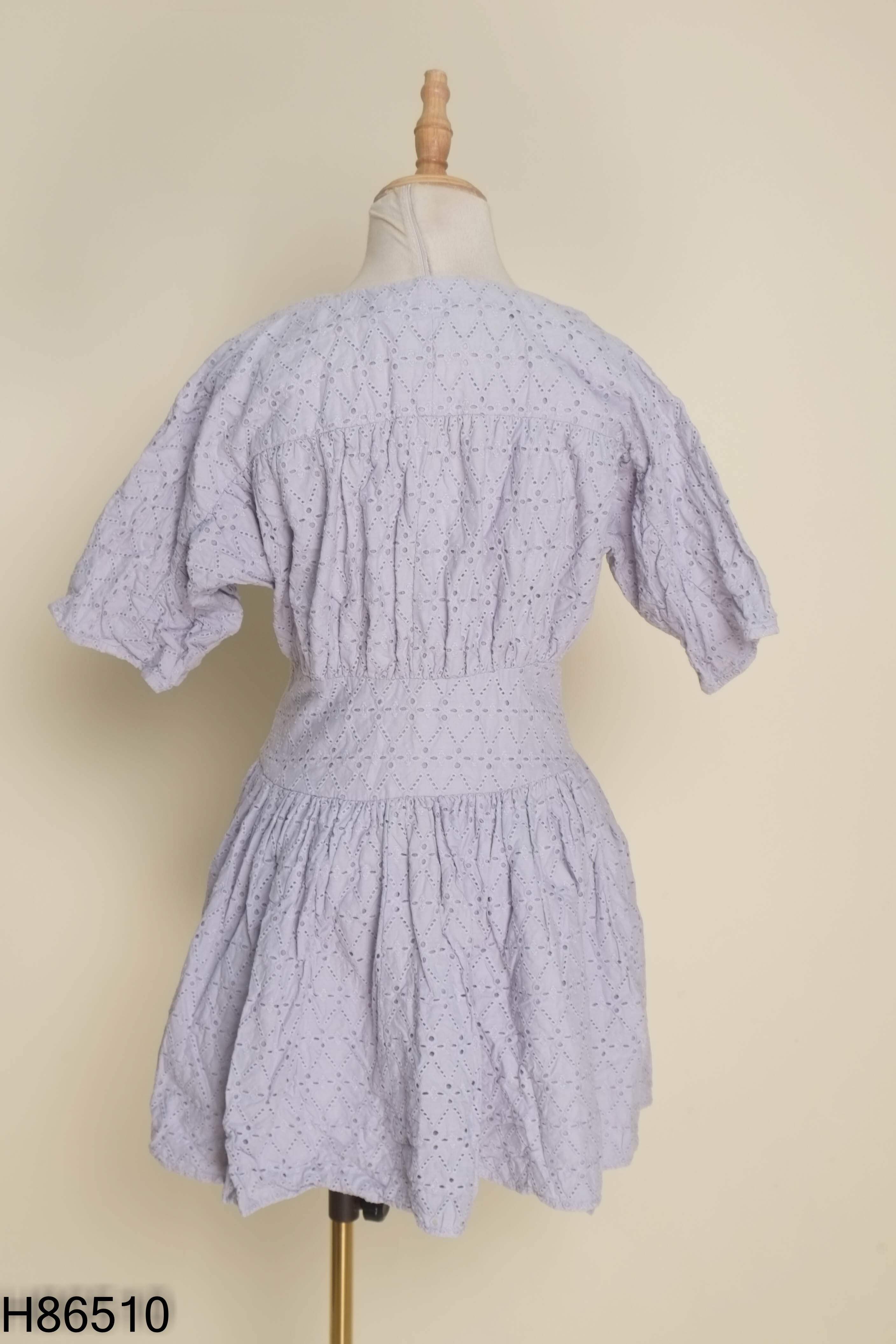 Váy xanh ASOS dập lỗ
