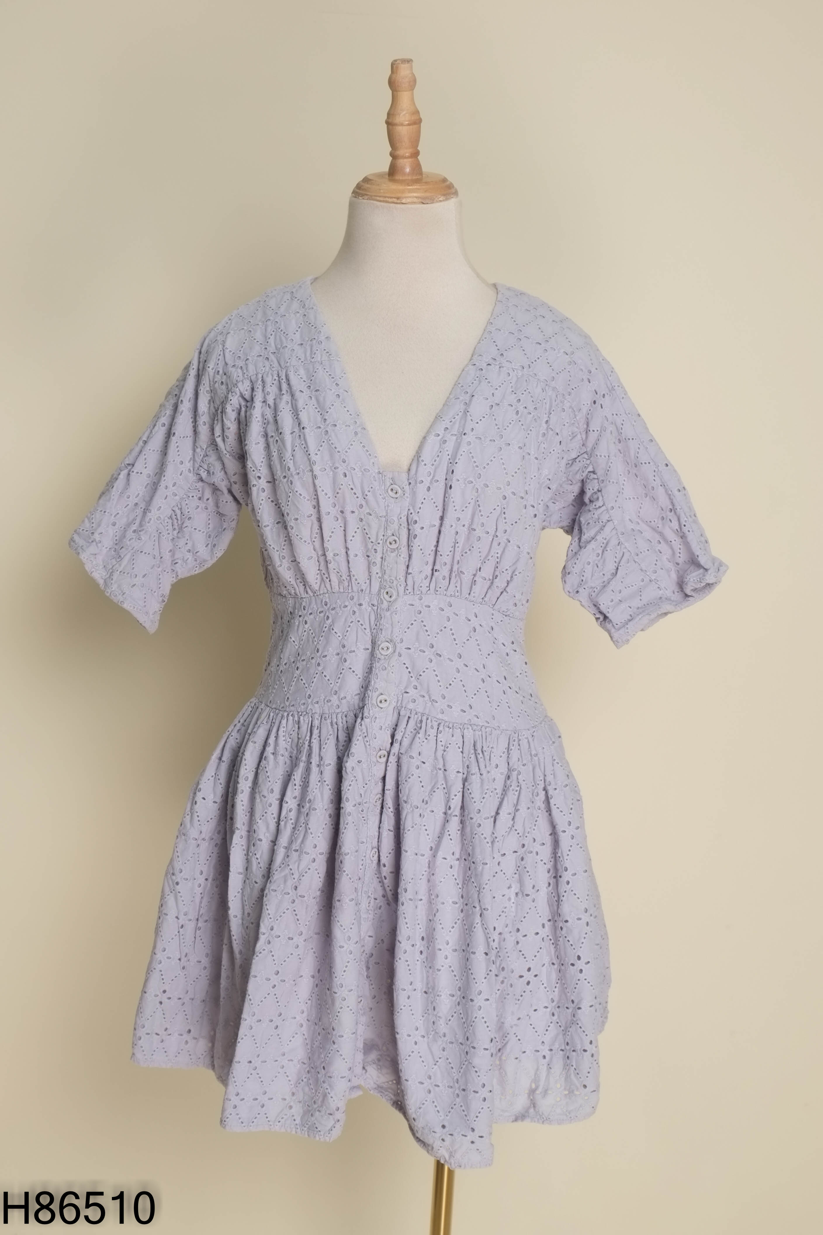 Váy xanh ASOS dập lỗ