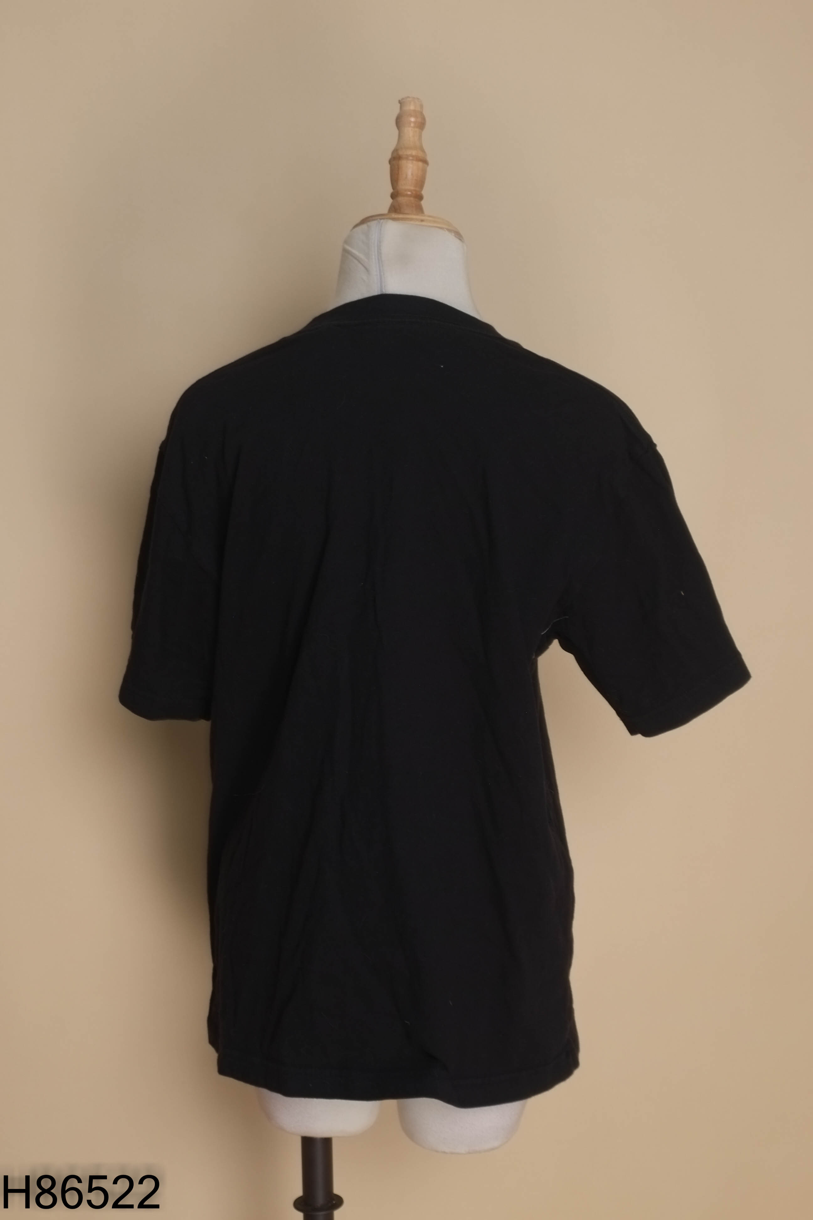 Áo UNIQLO đen in hình