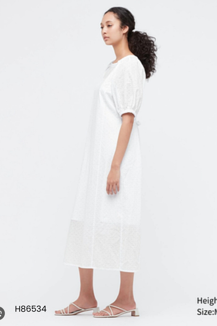 Váy trắng UNIQLO dập hoa tay phồng