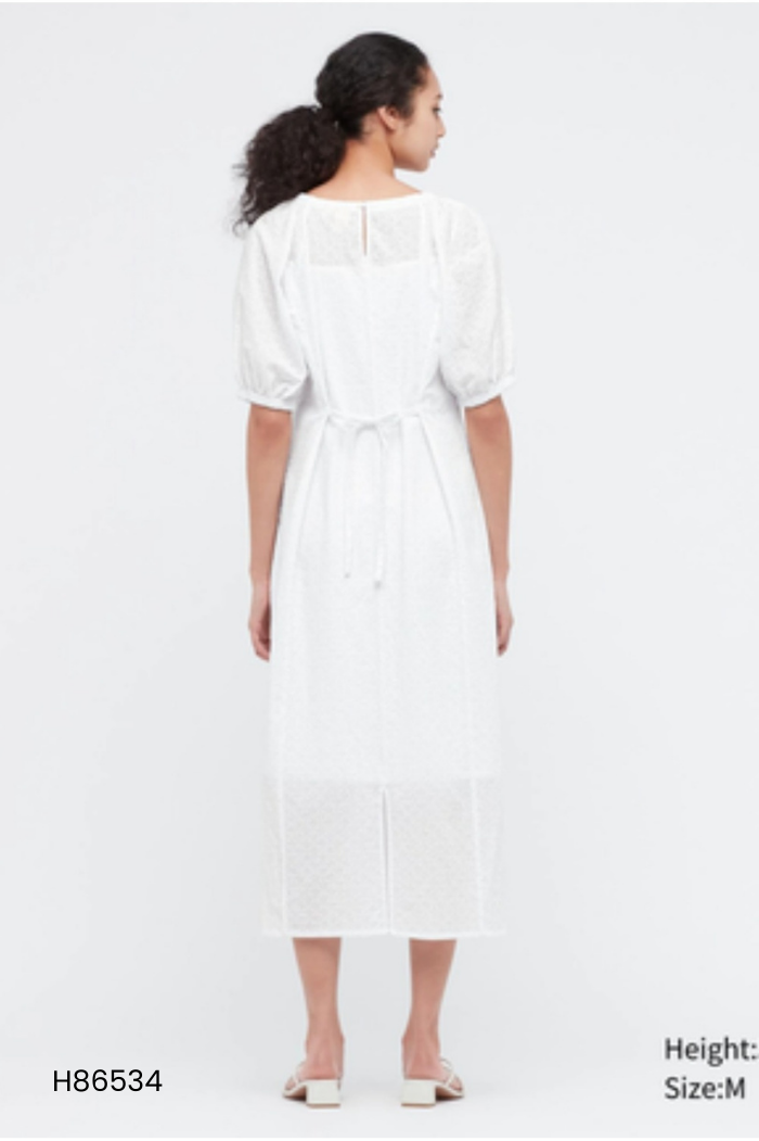 Váy trắng UNIQLO dập hoa tay phồng