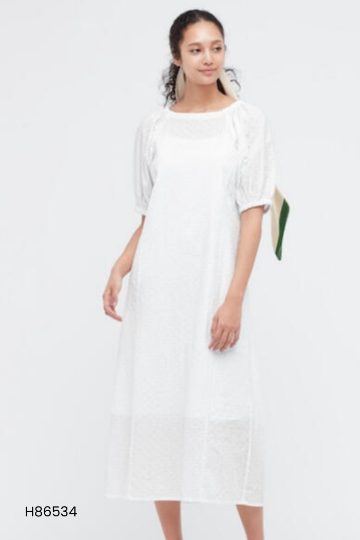 Váy trắng UNIQLO dập hoa tay phồng