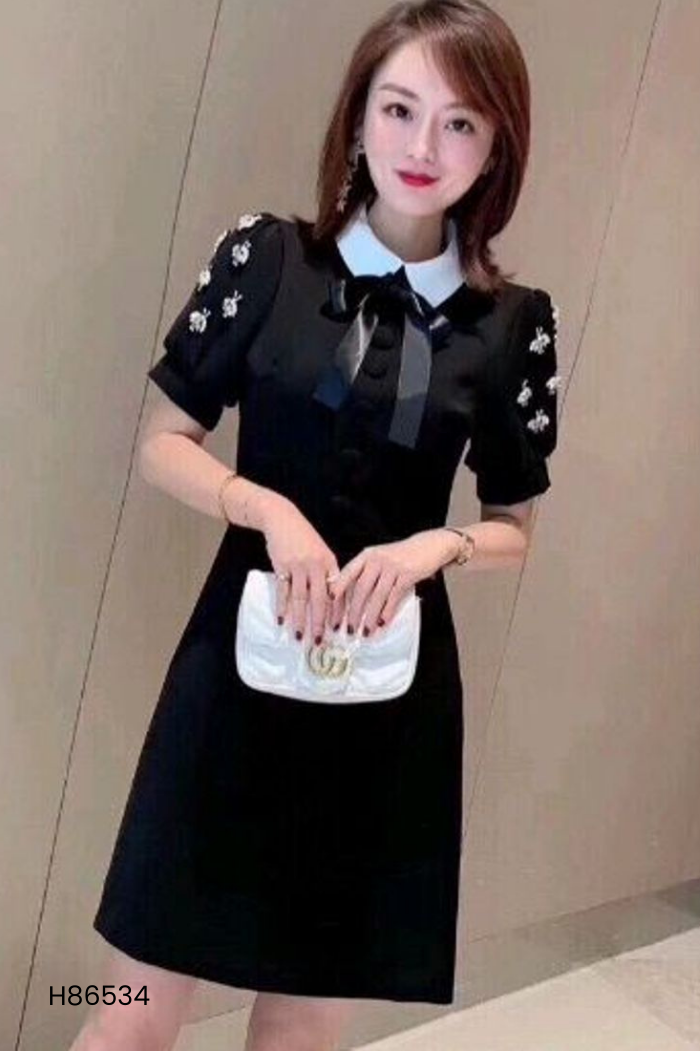 Váy đen cổ trắng đính cườm
