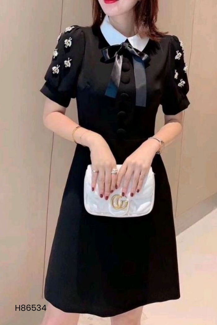 Váy đen cổ trắng đính cườm