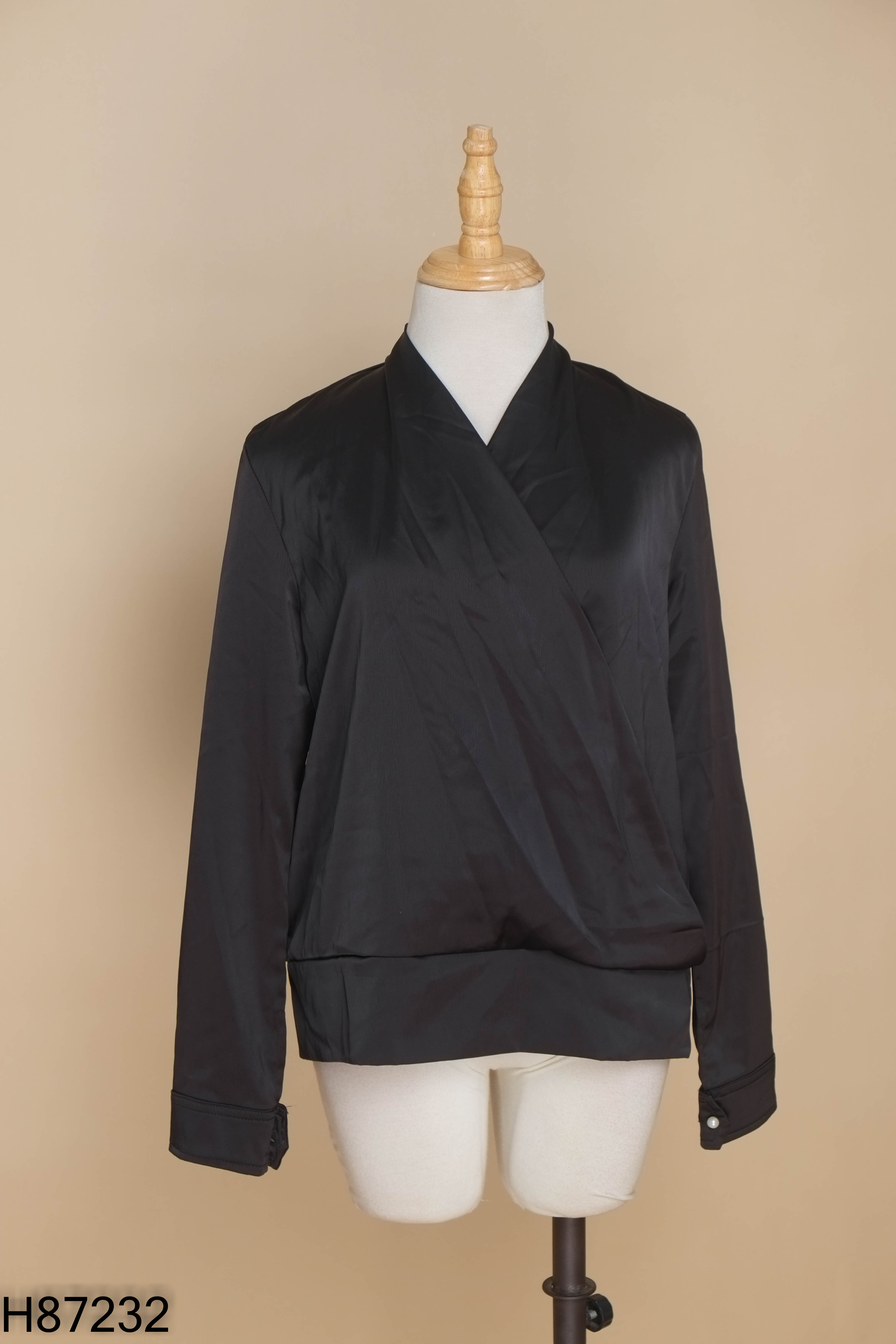 NEWTAG Áo lụa đen trơn THE SHILLA