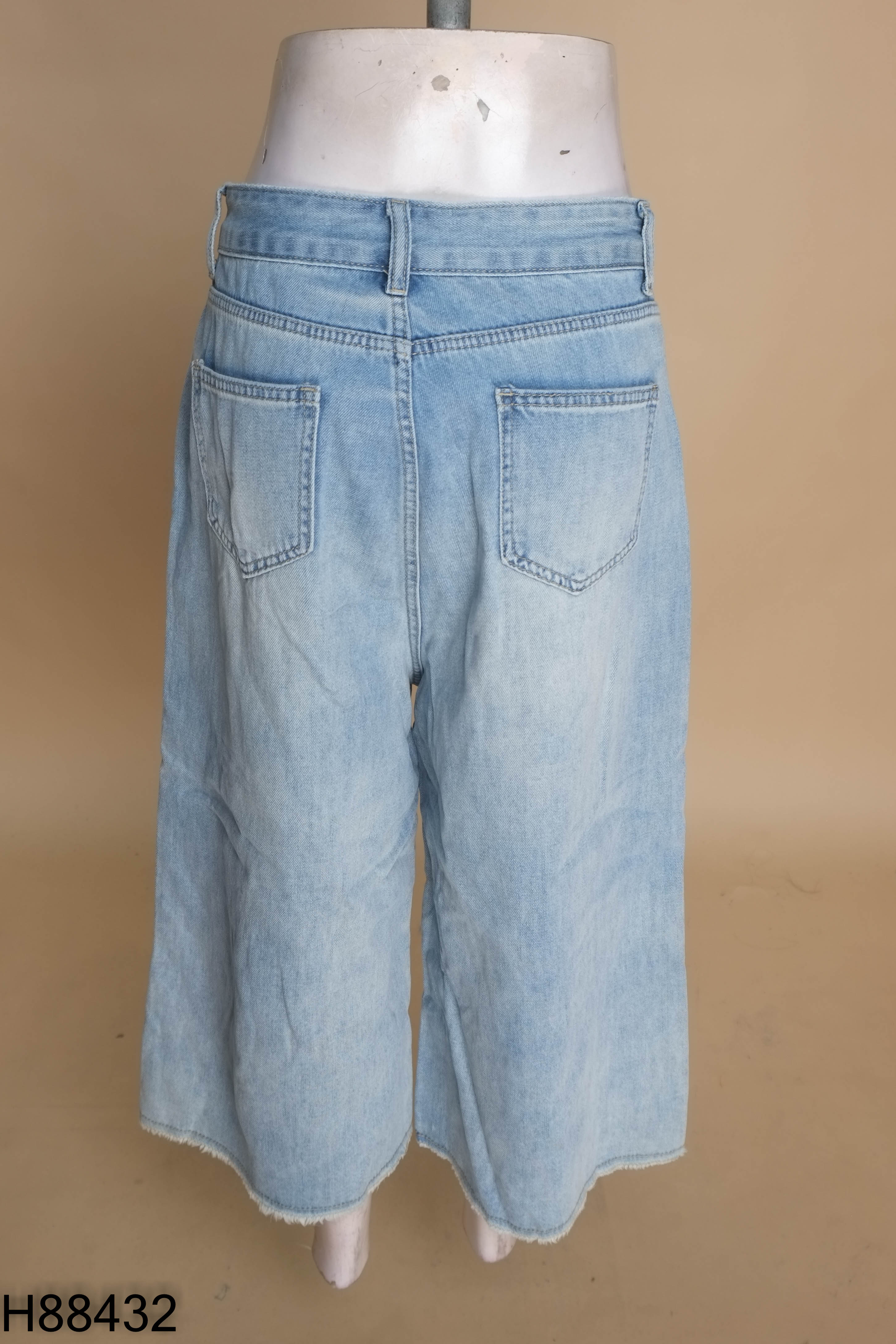 Quần culottes jean xanh thêu mickey