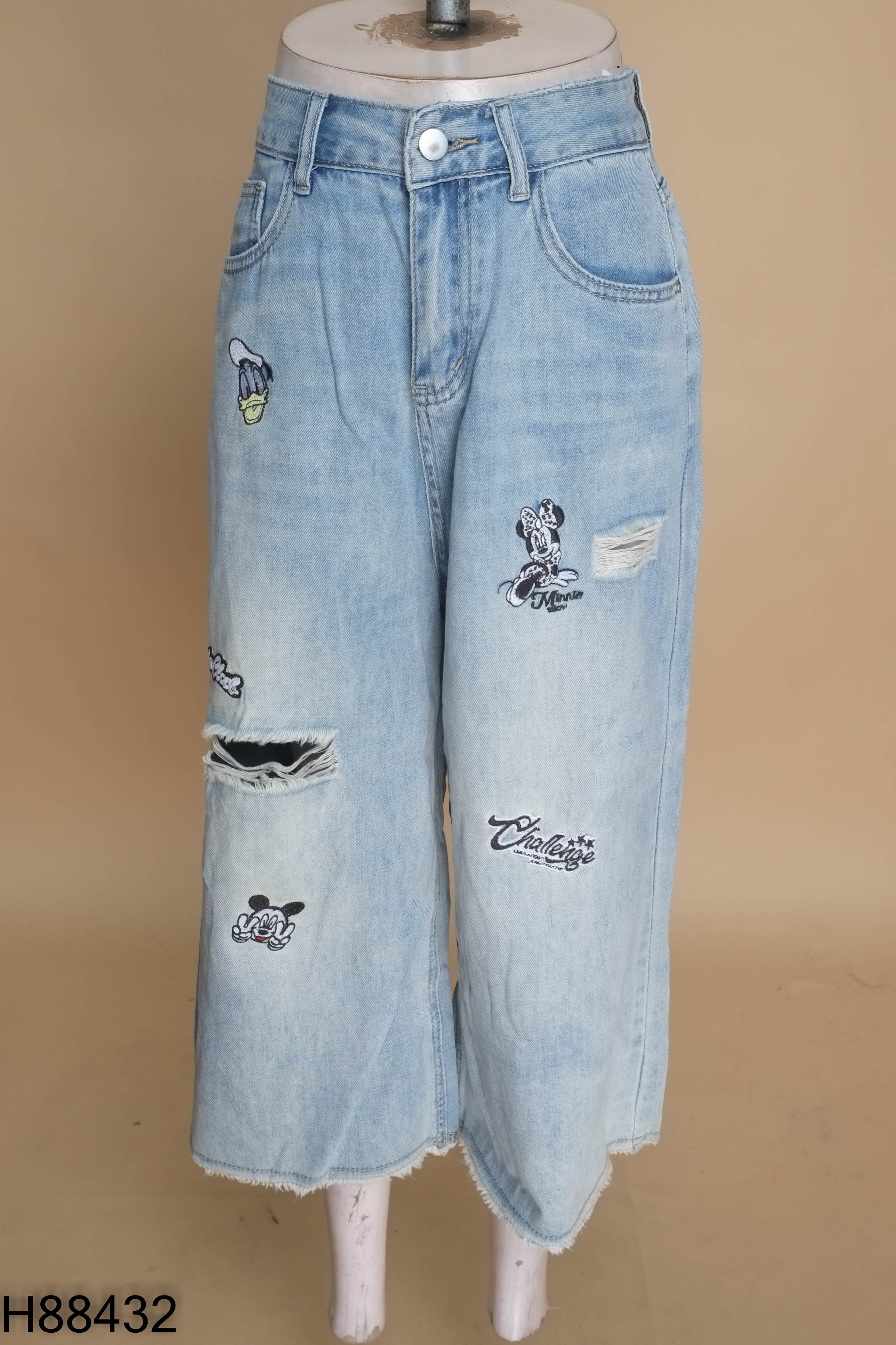 Quần culottes jean xanh thêu mickey