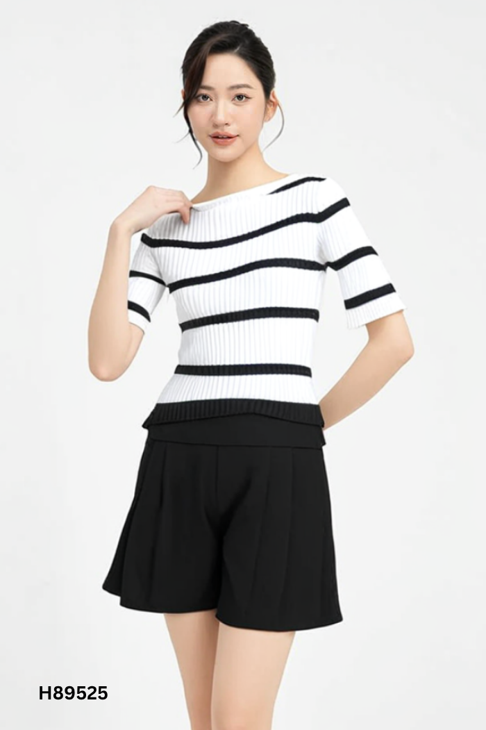 Set áo len trắng kẻ đen + quần shorts