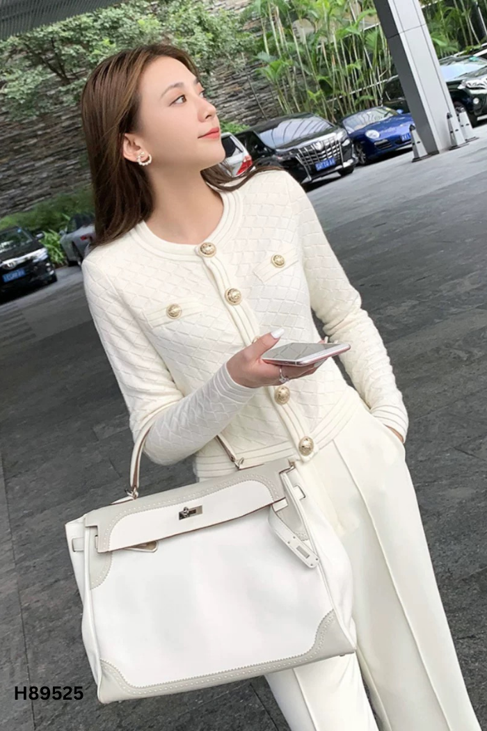 Áo len trắng phối cúc vàng