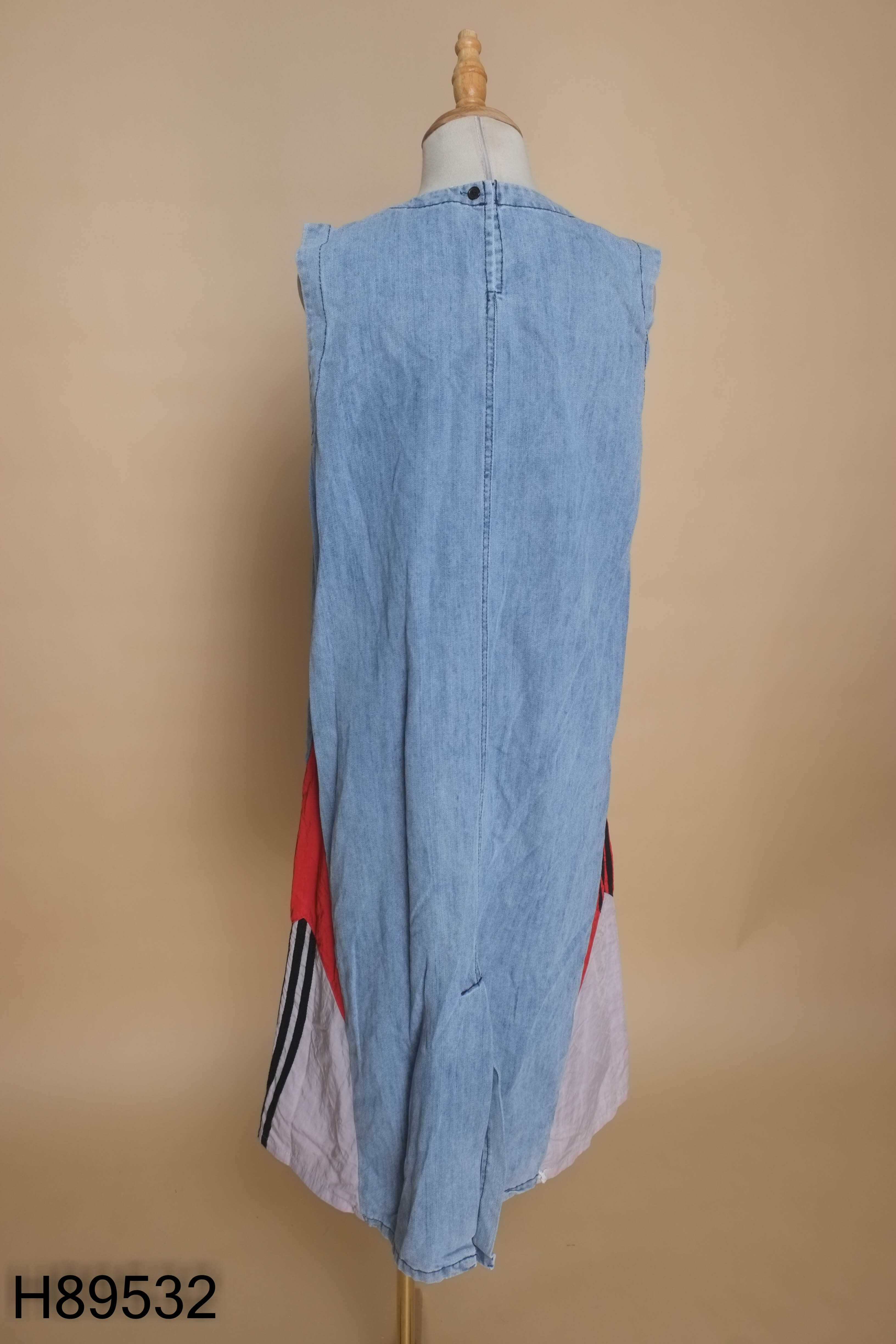 Váy jeans xanh gile suông thêu tim