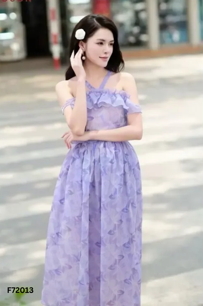 Váy nhỡ trắng trơn hoa nổi