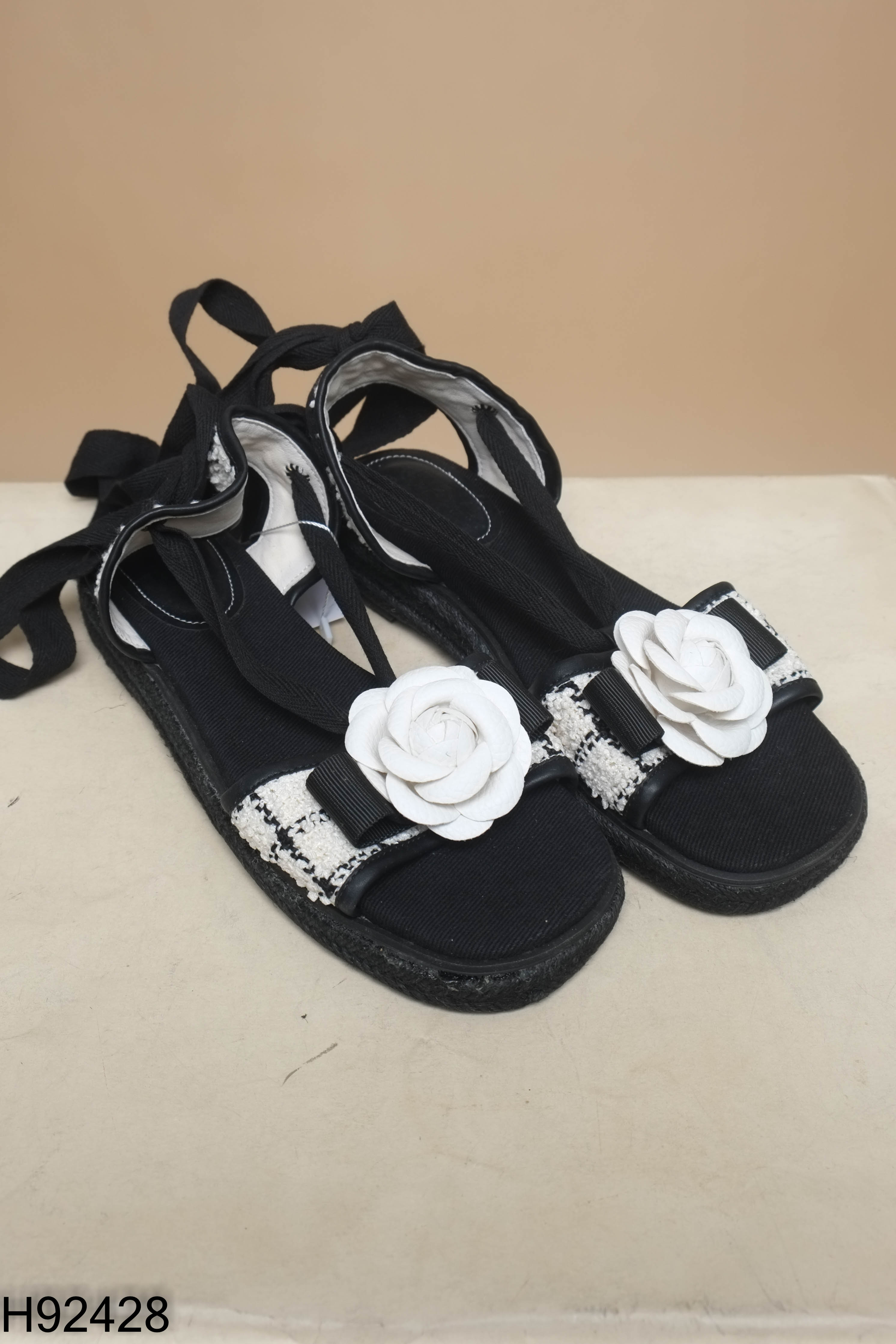 Sandals đen hoa be