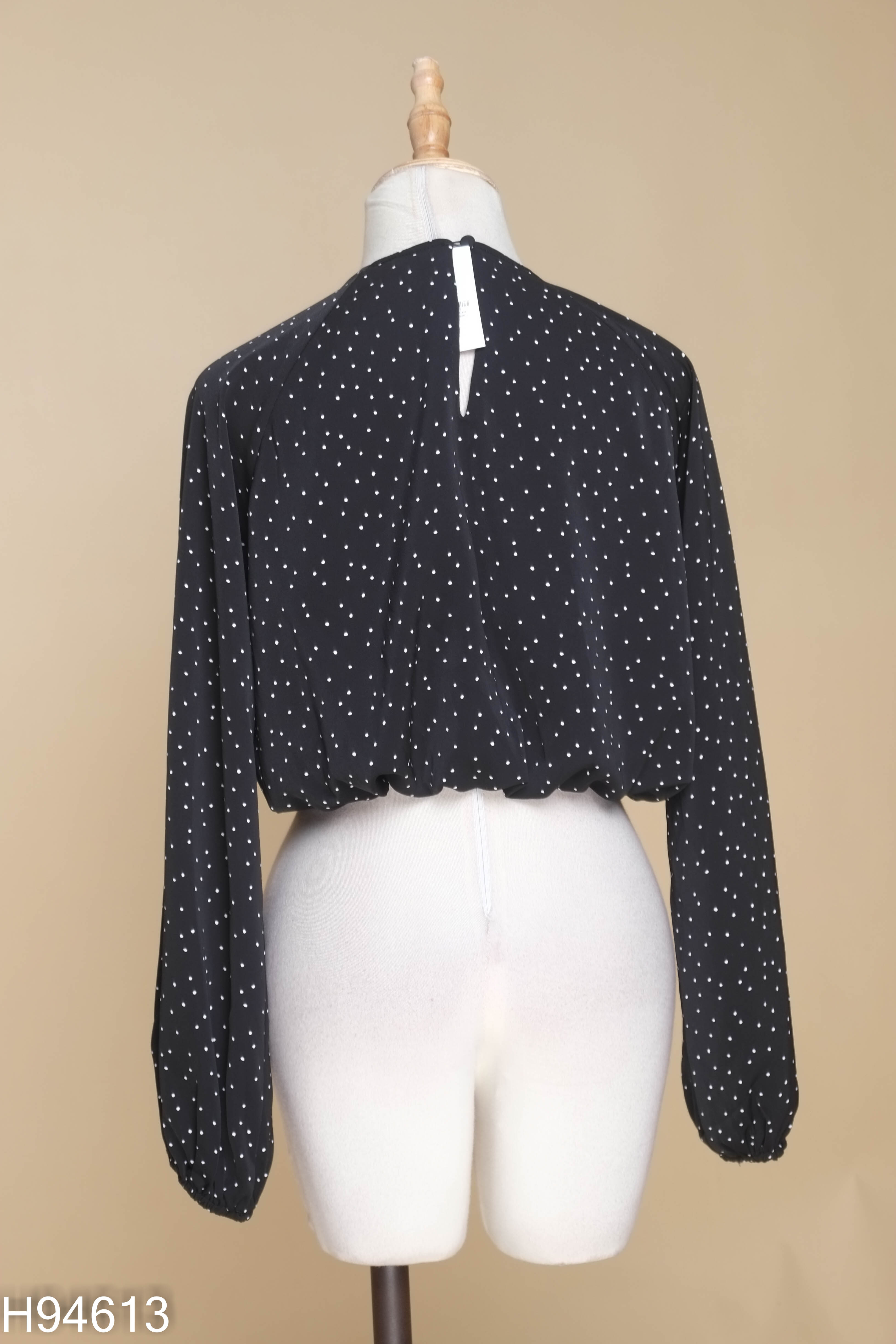Áo đen chấm bi H&M bo chun