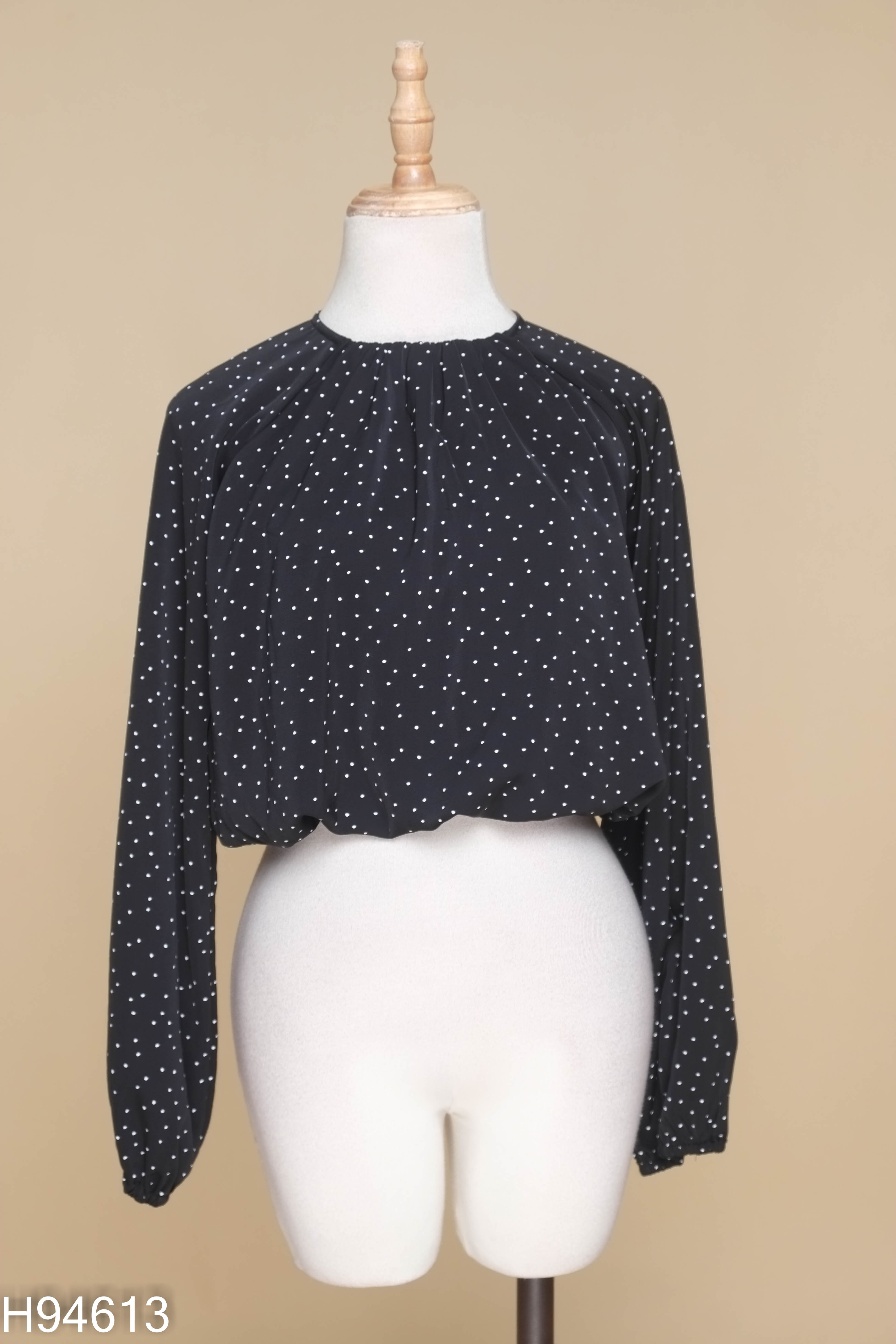 Áo đen chấm bi H&M bo chun