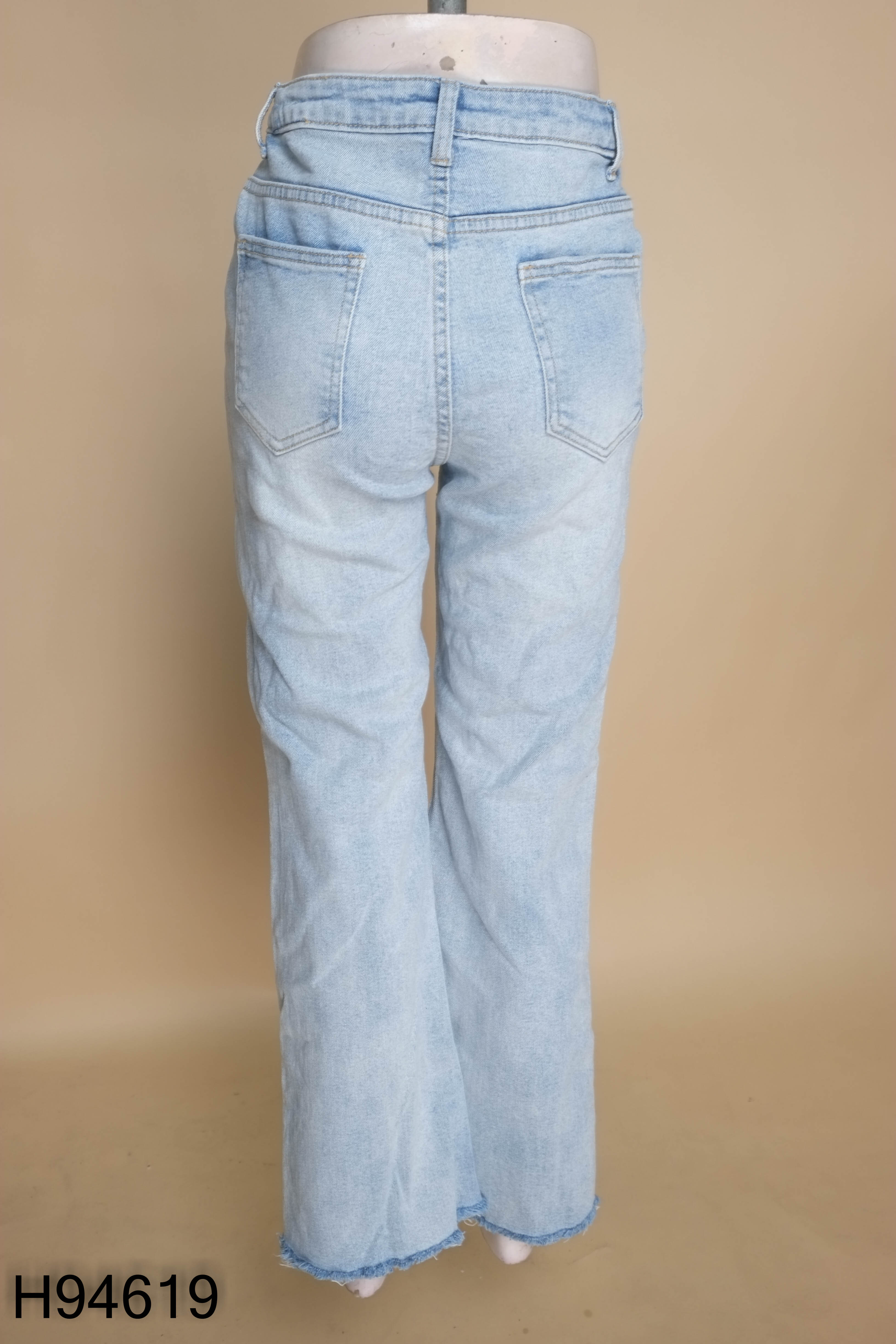Quần jeans xanh nhạt loe ống tua rua