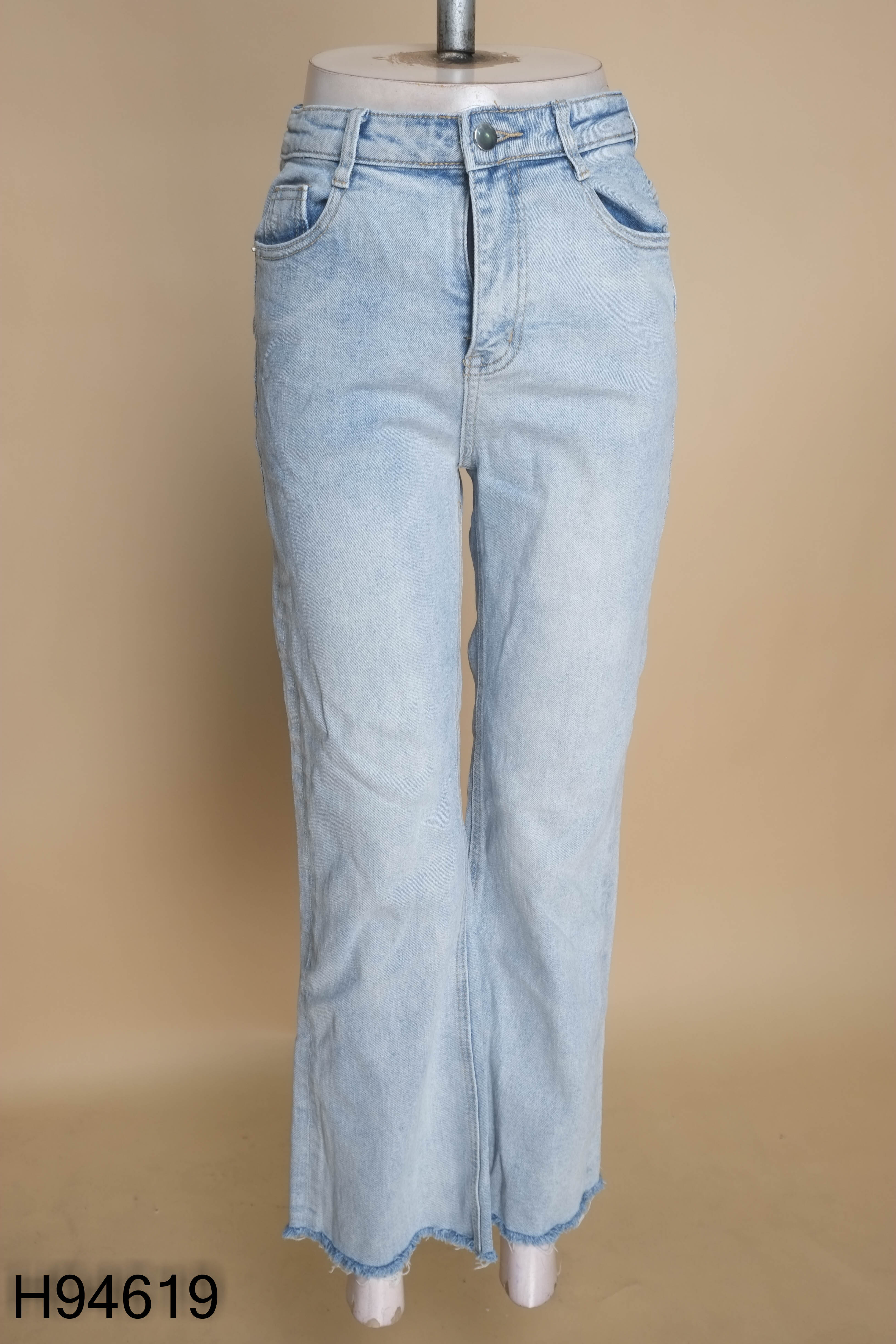 Quần jeans xanh nhạt loe ống tua rua