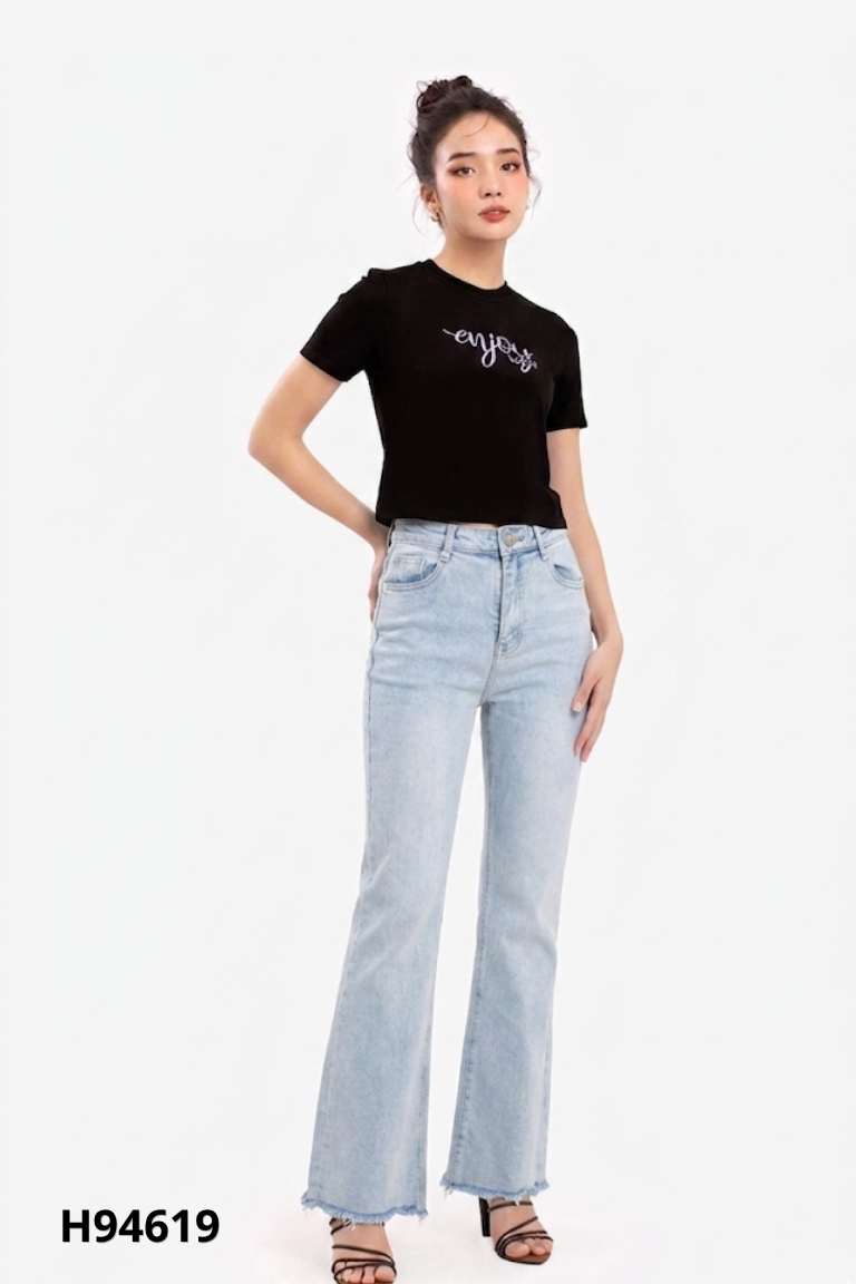 Quần jeans xanh nhạt loe ống tua rua