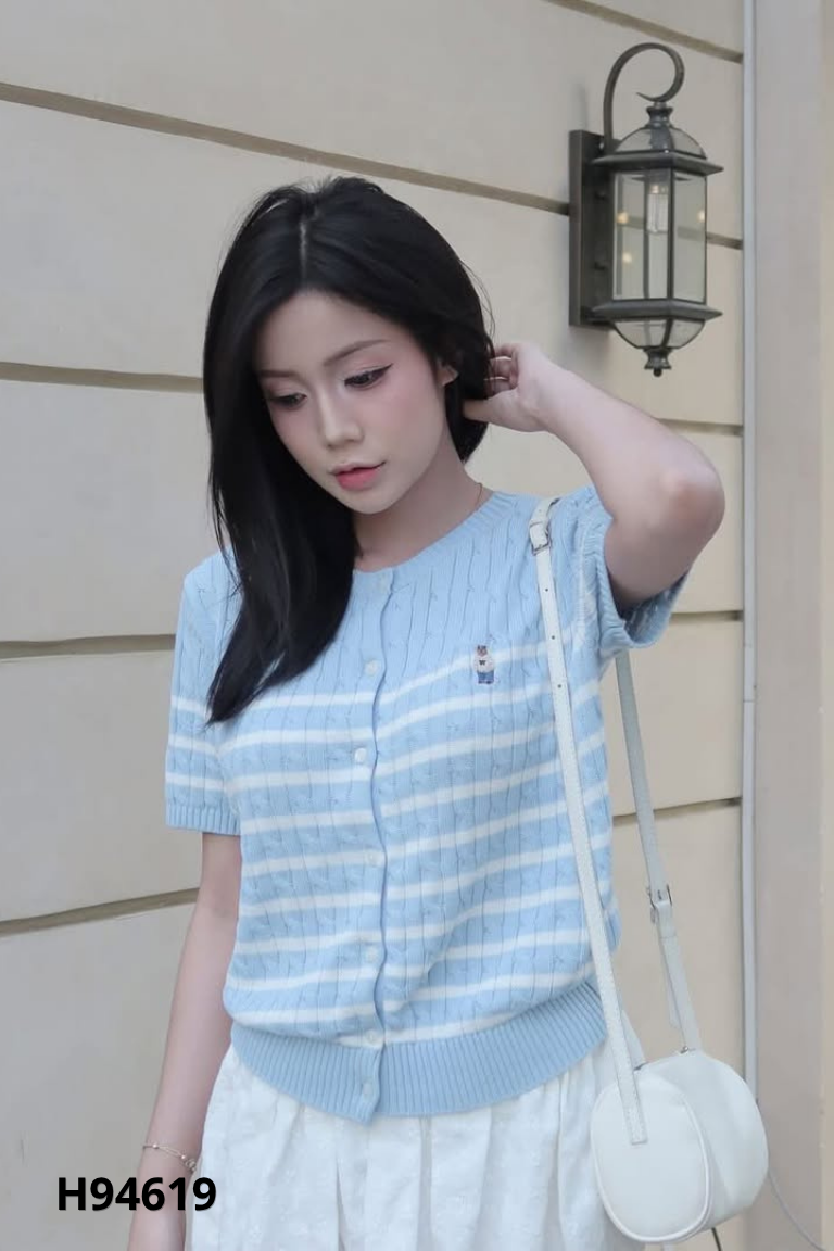 Áo cardigan xanh kẻ trắng cộc tay