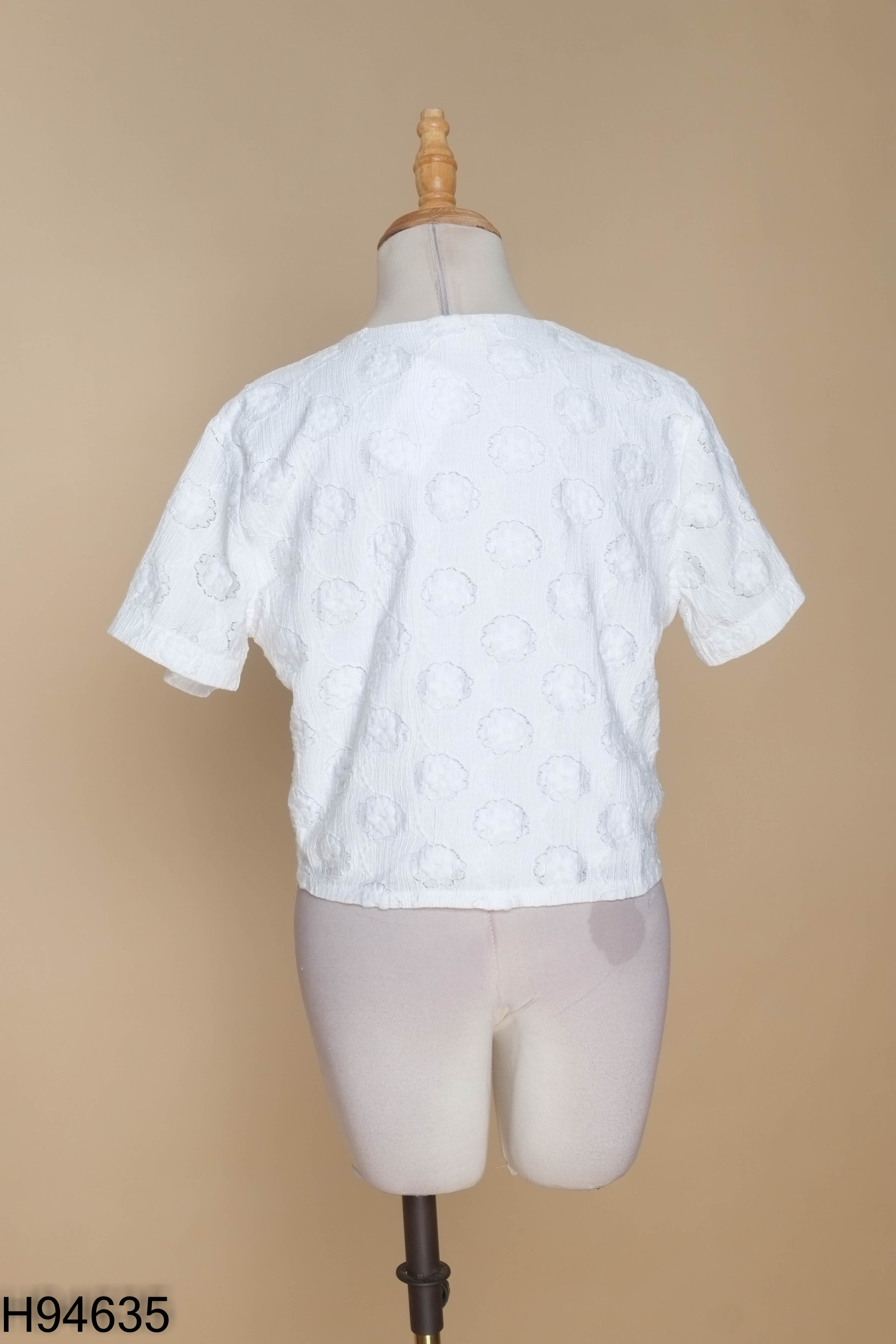 Áo trắng phối cúc dập hoa