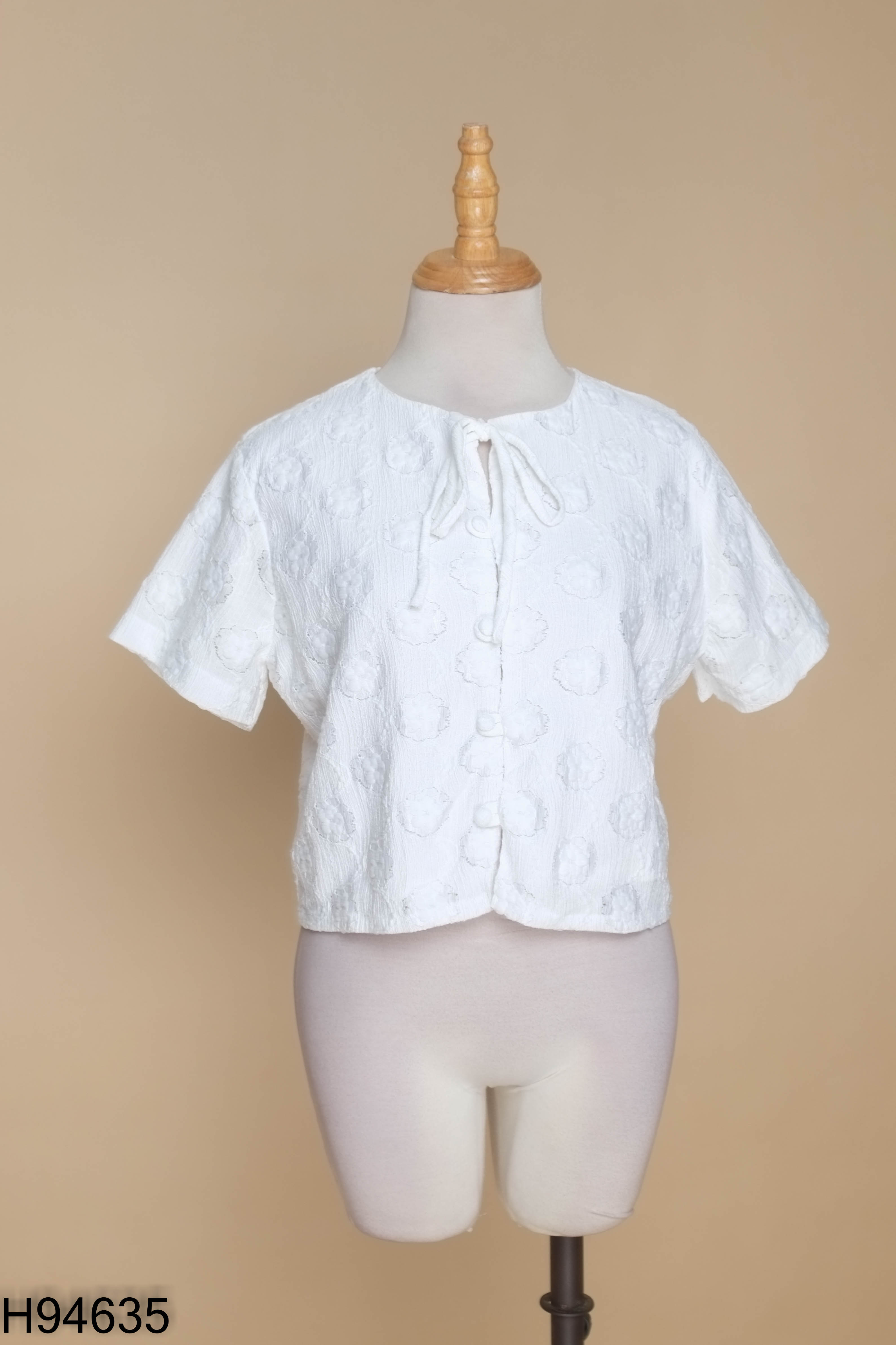 Áo trắng phối cúc dập hoa