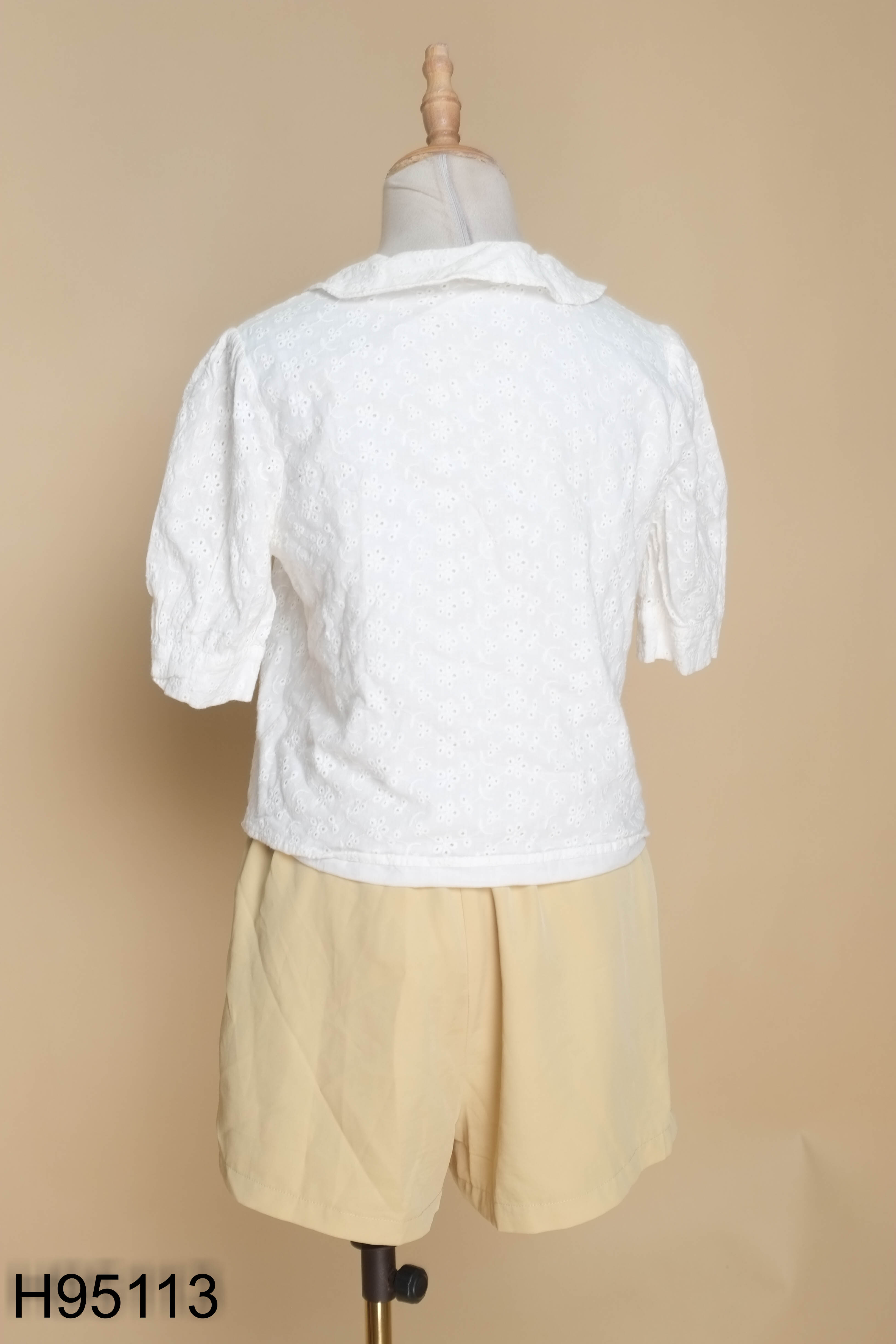 Set áo trắng ren+quần shorts vàng
