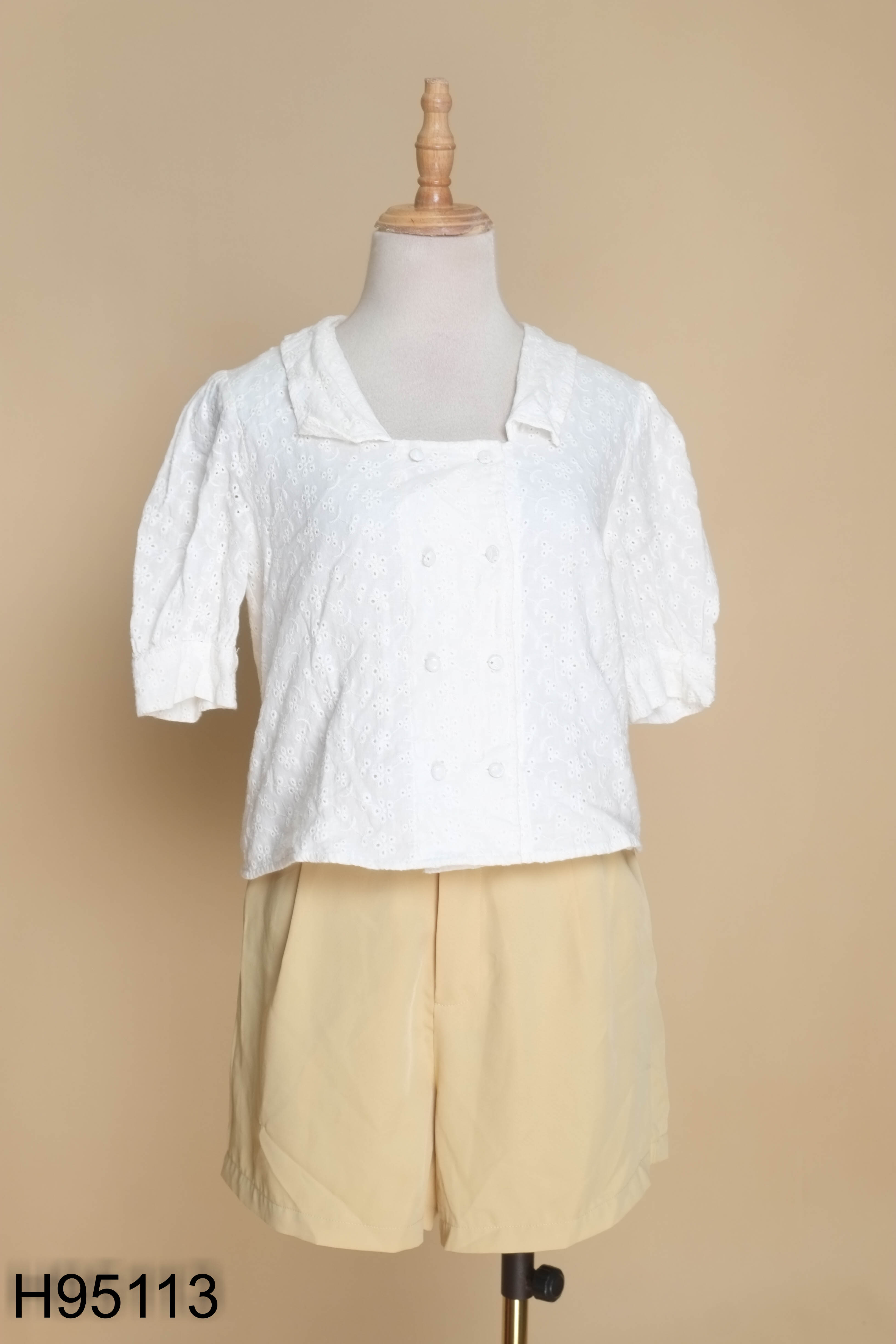 Set áo trắng ren+quần shorts vàng