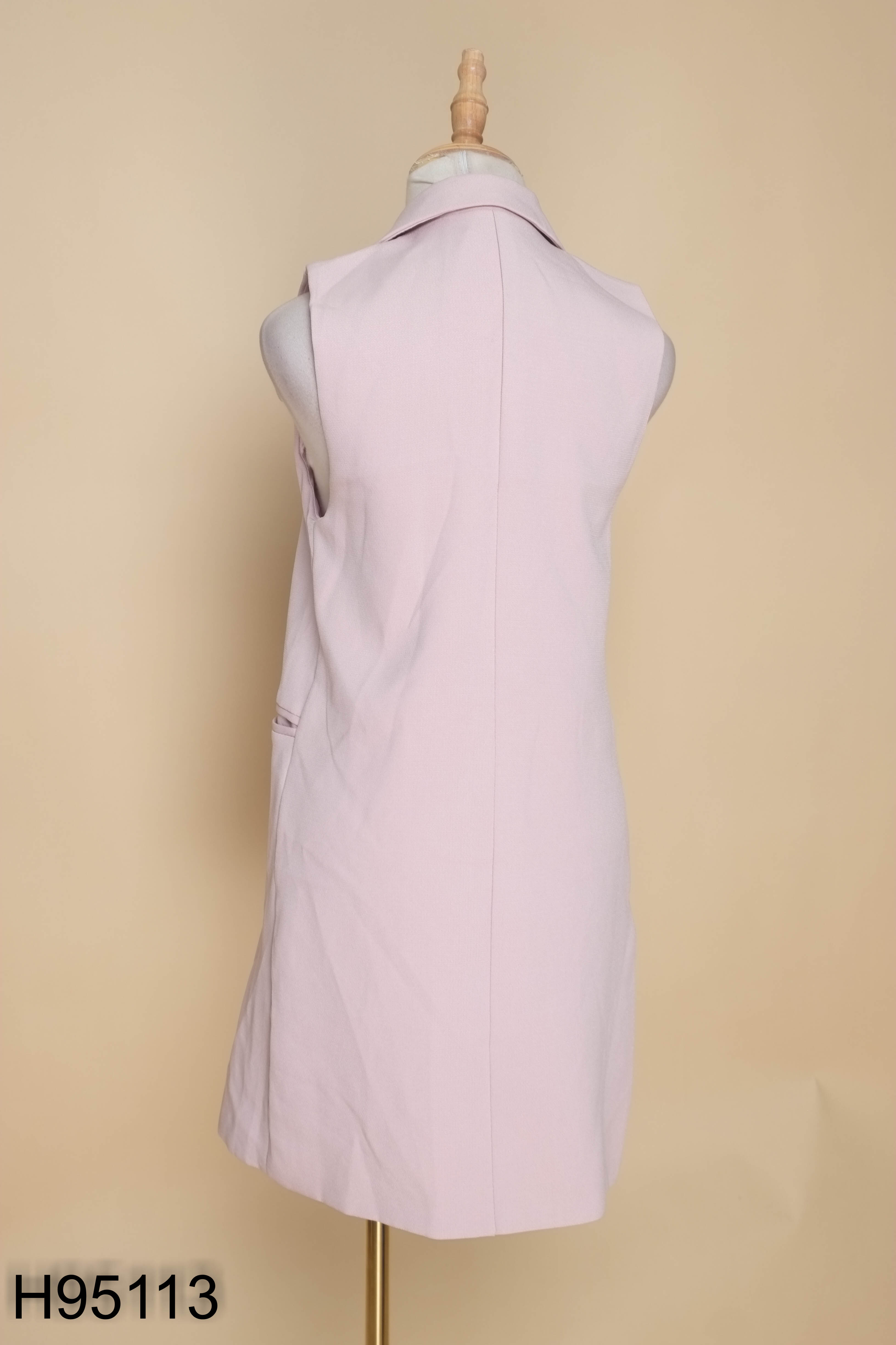 Váy hồng cổ vest