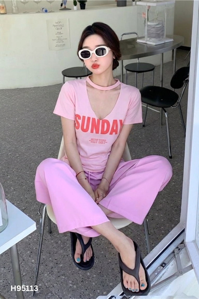 Áo thun hồng chữ đỏ