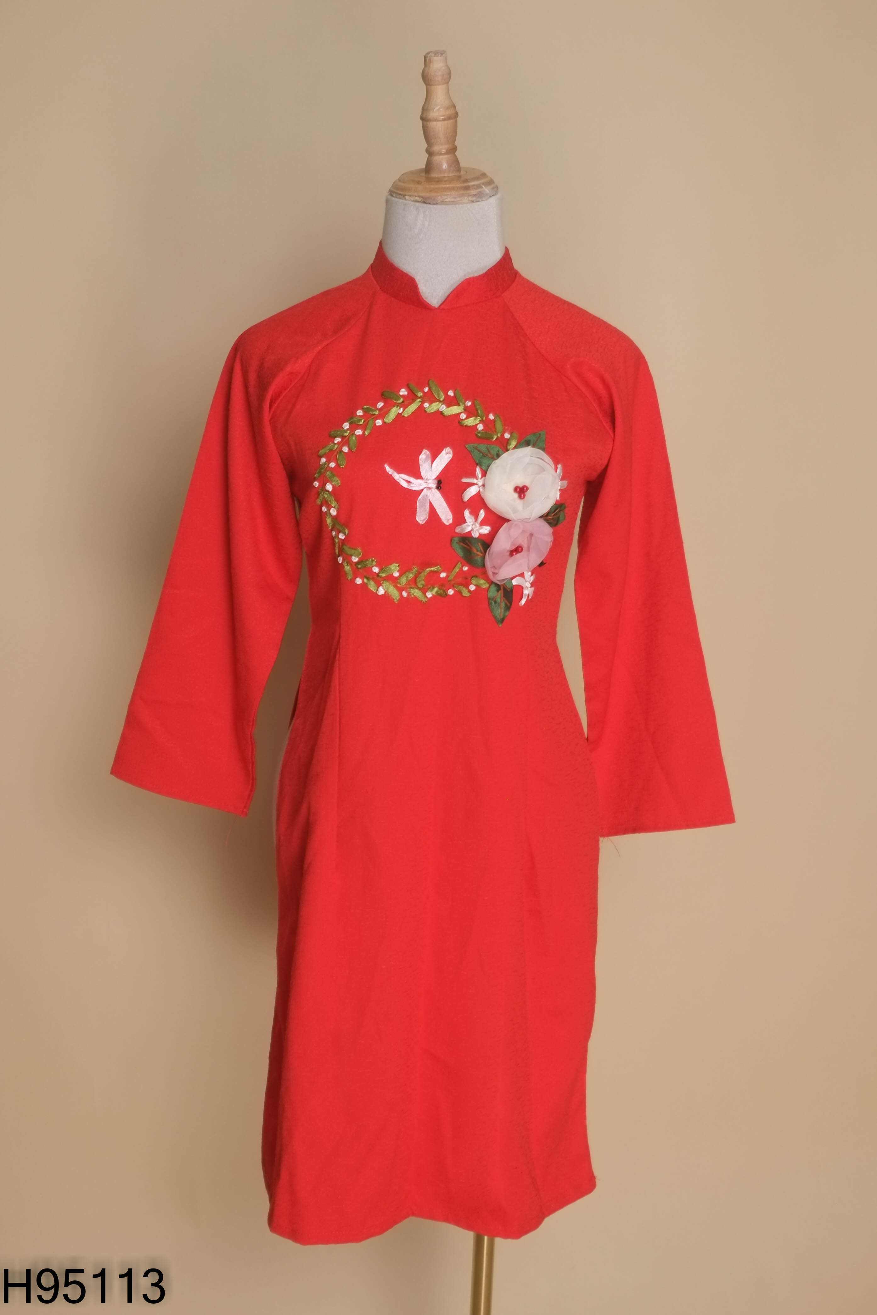 Áo dài đỏ đính hoa