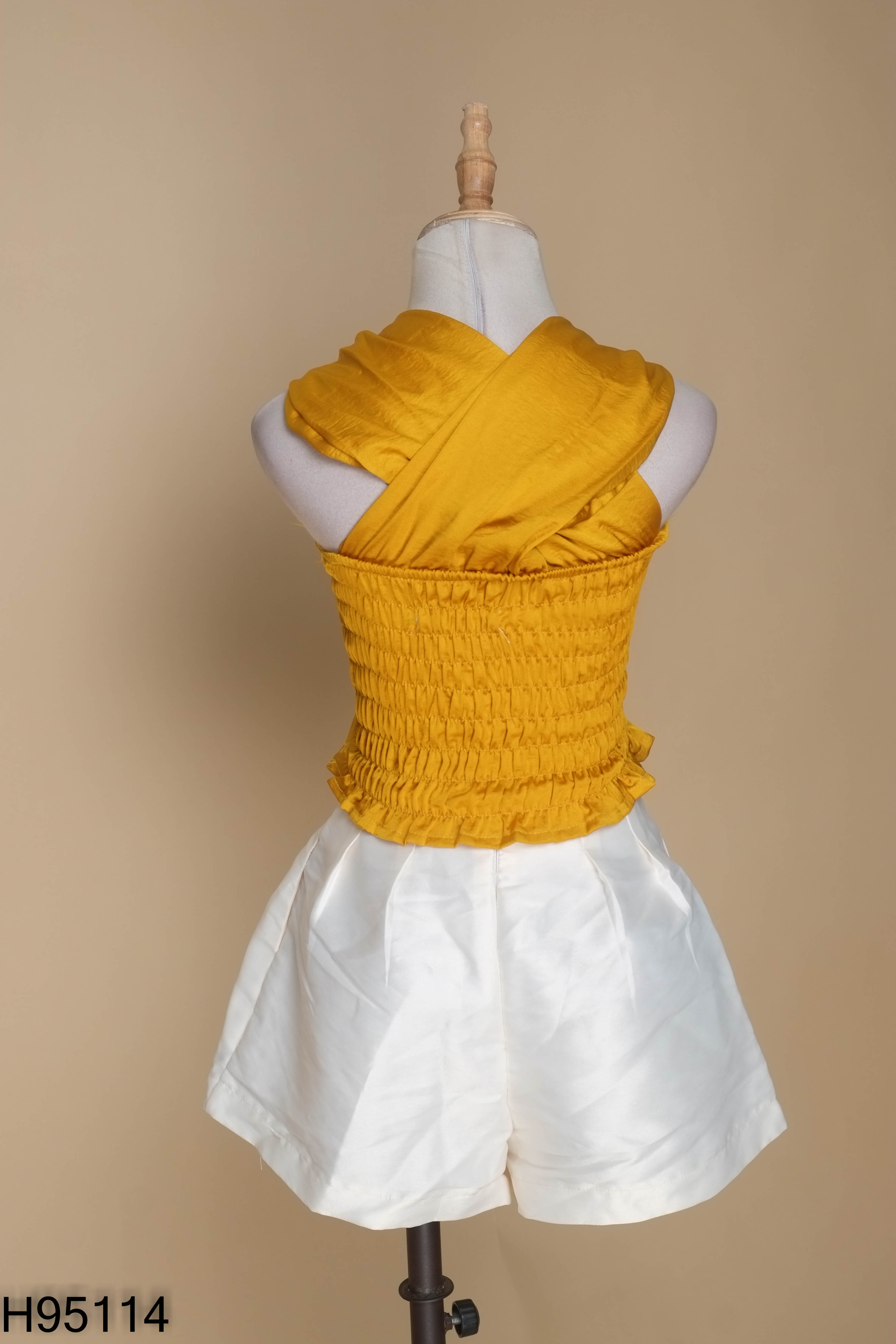 NEWTAG áo yếm vàng+shorts trắng