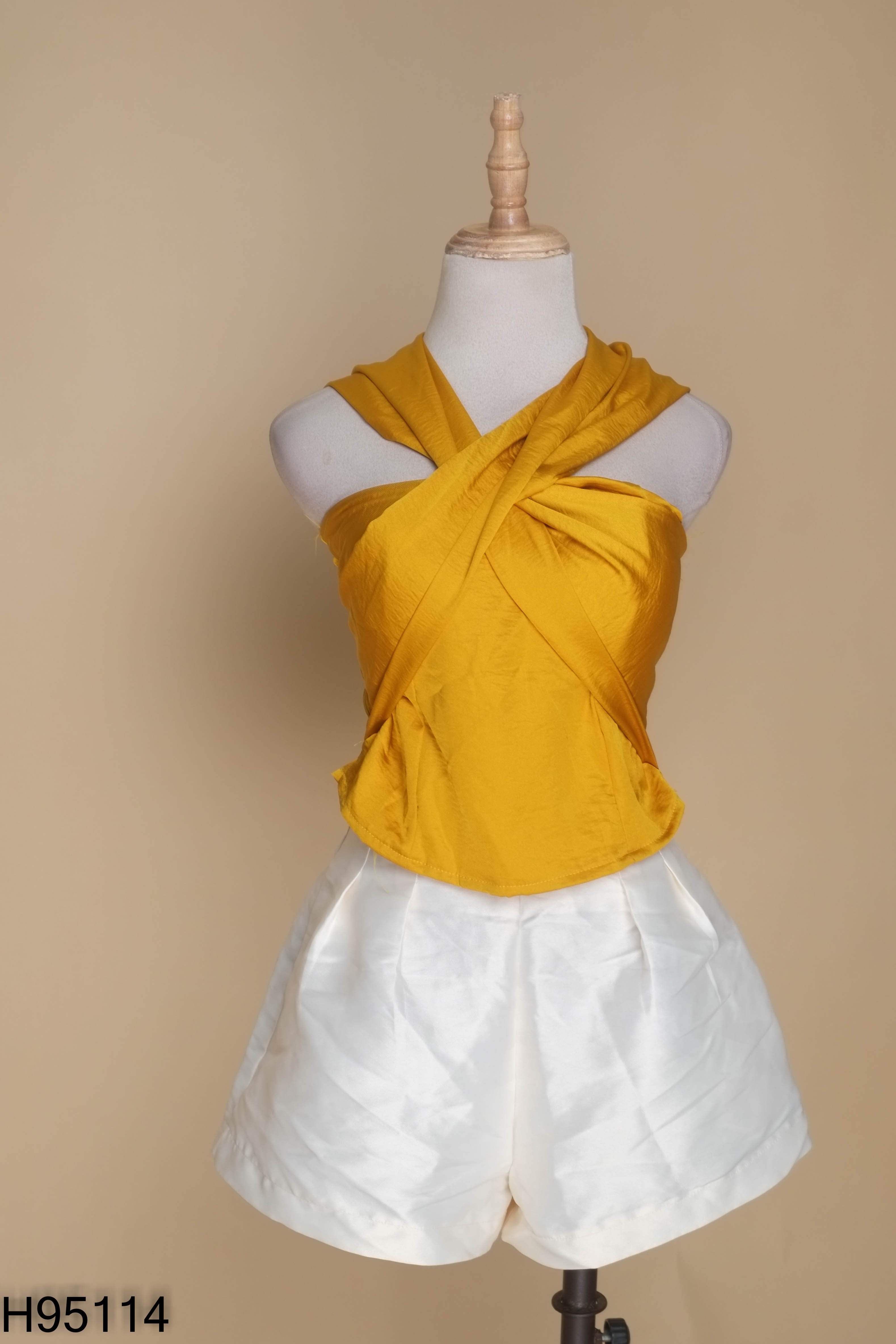 NEWTAG áo yếm vàng+shorts trắng