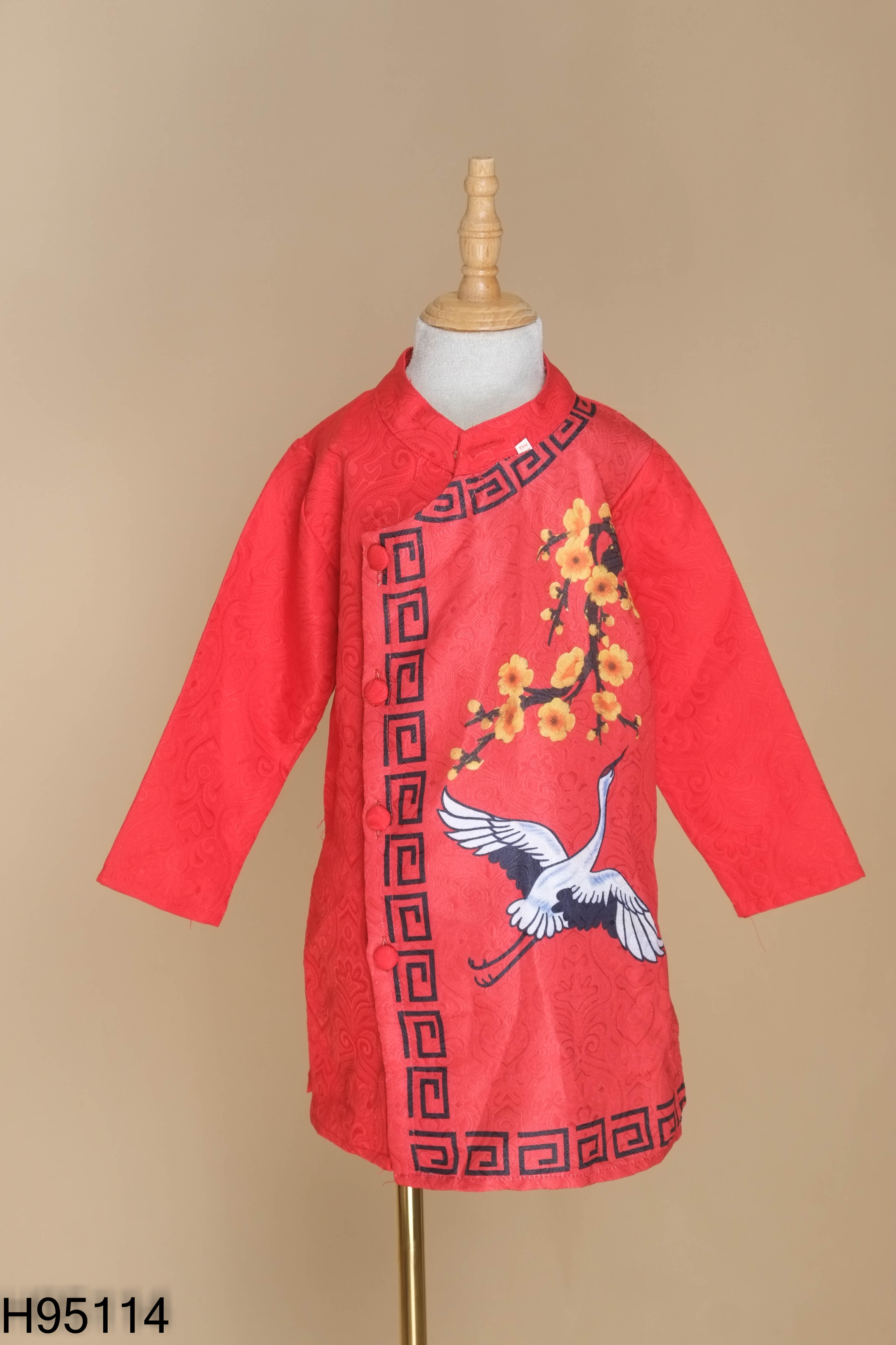 Áo dài đỏ hình hoa